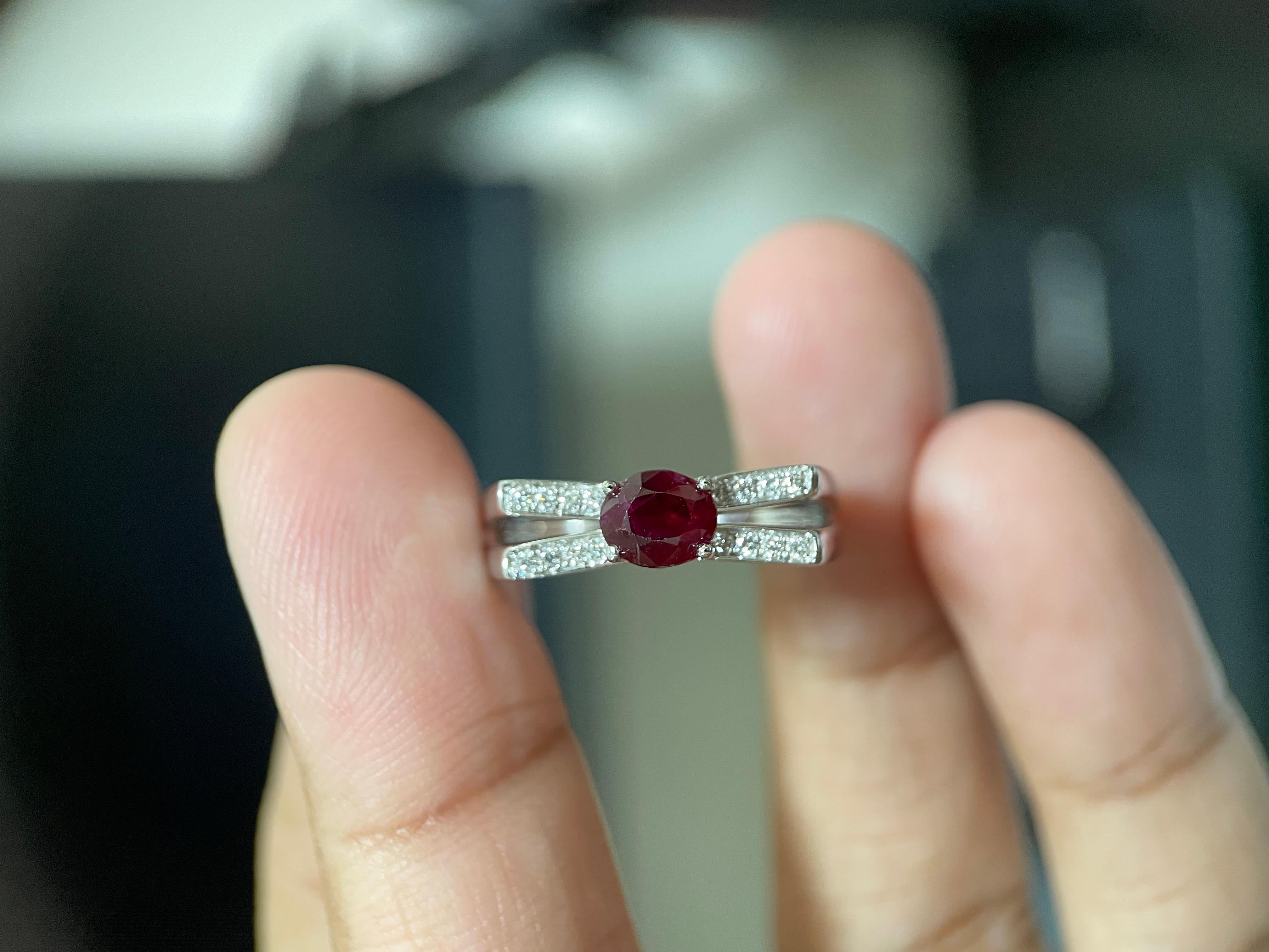 Taglio misto Anello con rubino non riscaldato di Birmania certificato GIA da 0,96 carati in oro 18 carati (Anello unisex con rubino) in vendita