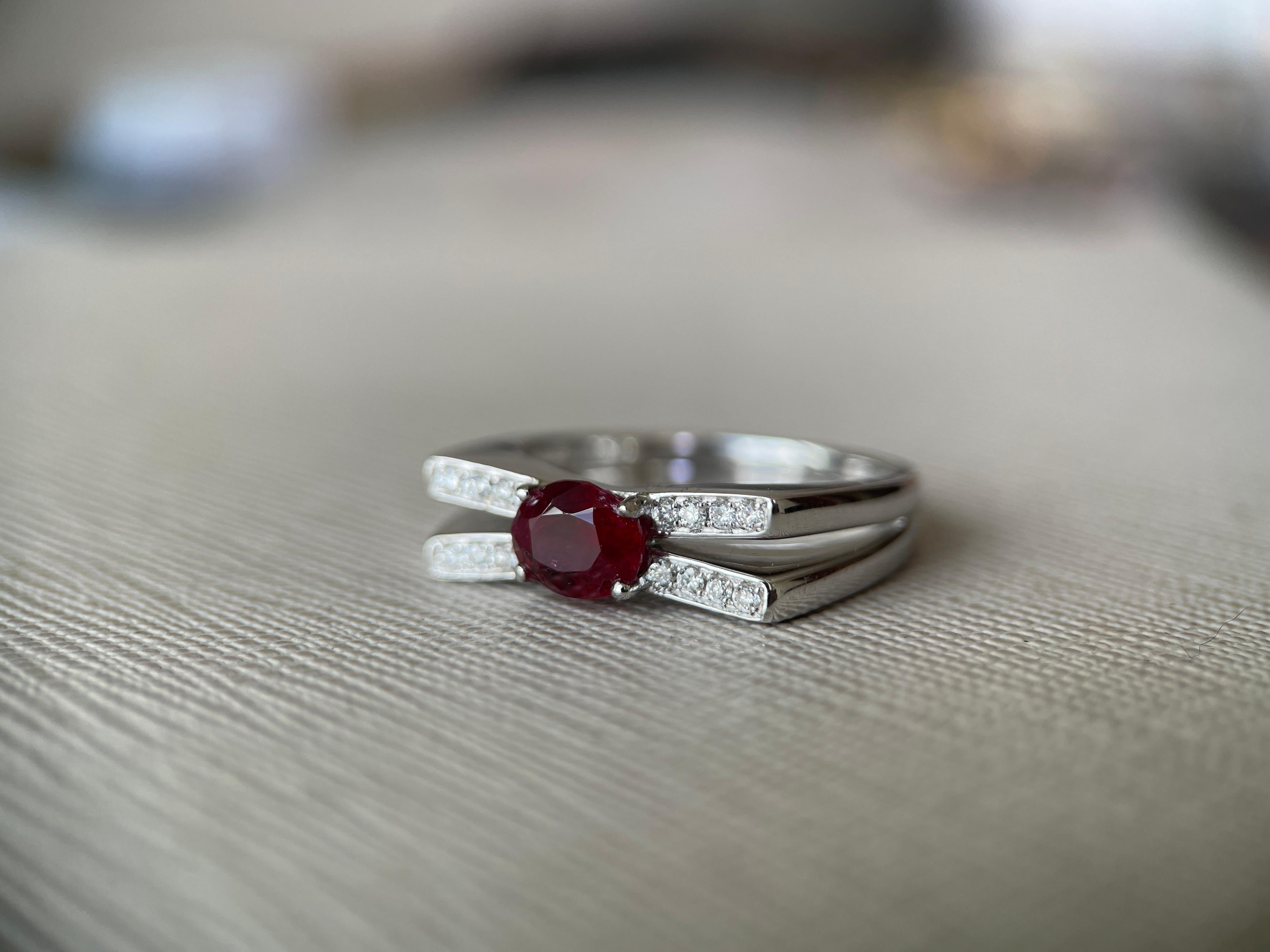 Anello con rubino non riscaldato di Birmania certificato GIA da 0,96 carati in oro 18 carati (Anello unisex con rubino) In condizioni Nuovo in vendita a Singapore, SG