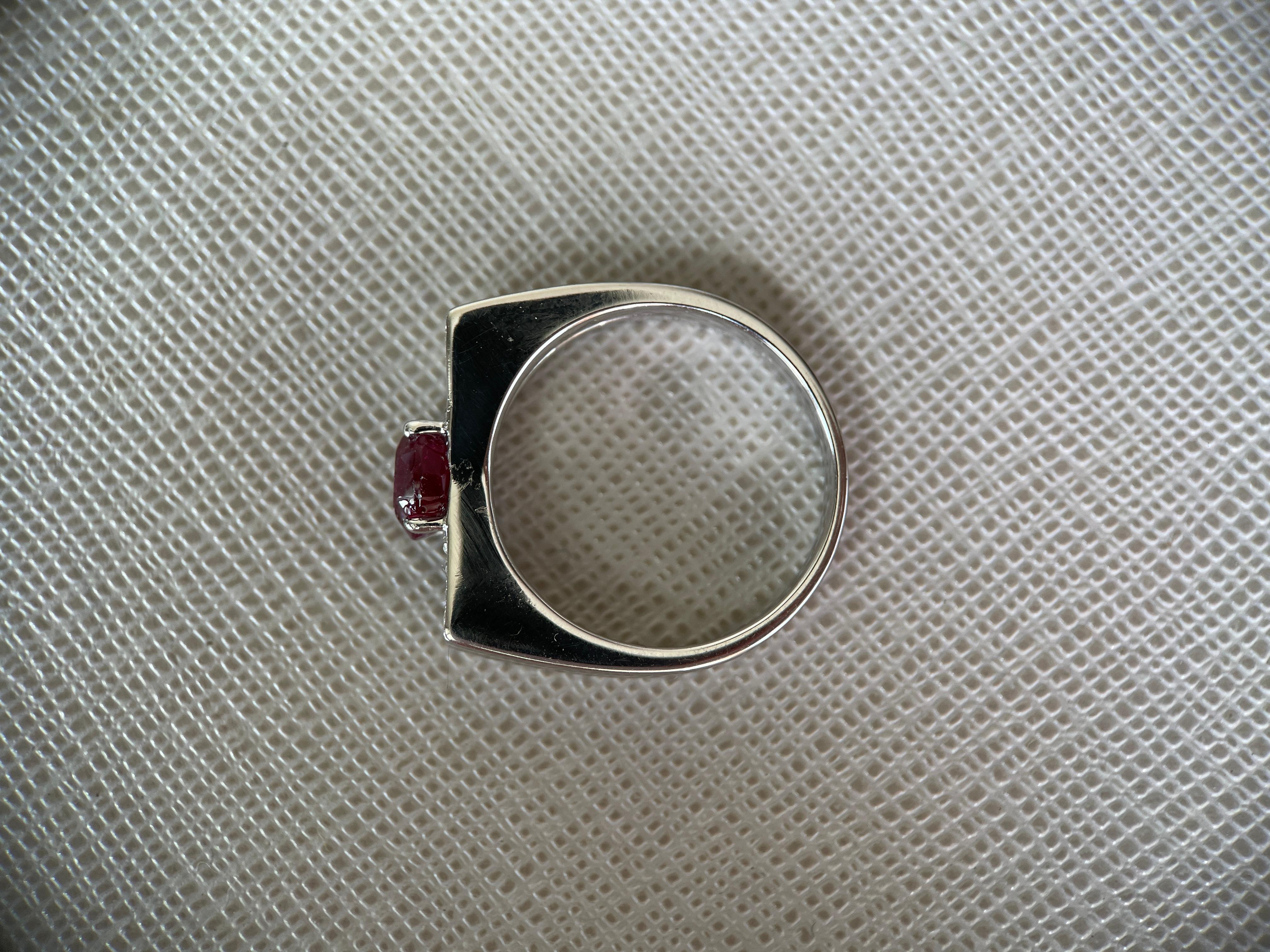 Anello con rubino non riscaldato di Birmania certificato GIA da 0,96 carati in oro 18 carati (Anello unisex con rubino) in vendita 1