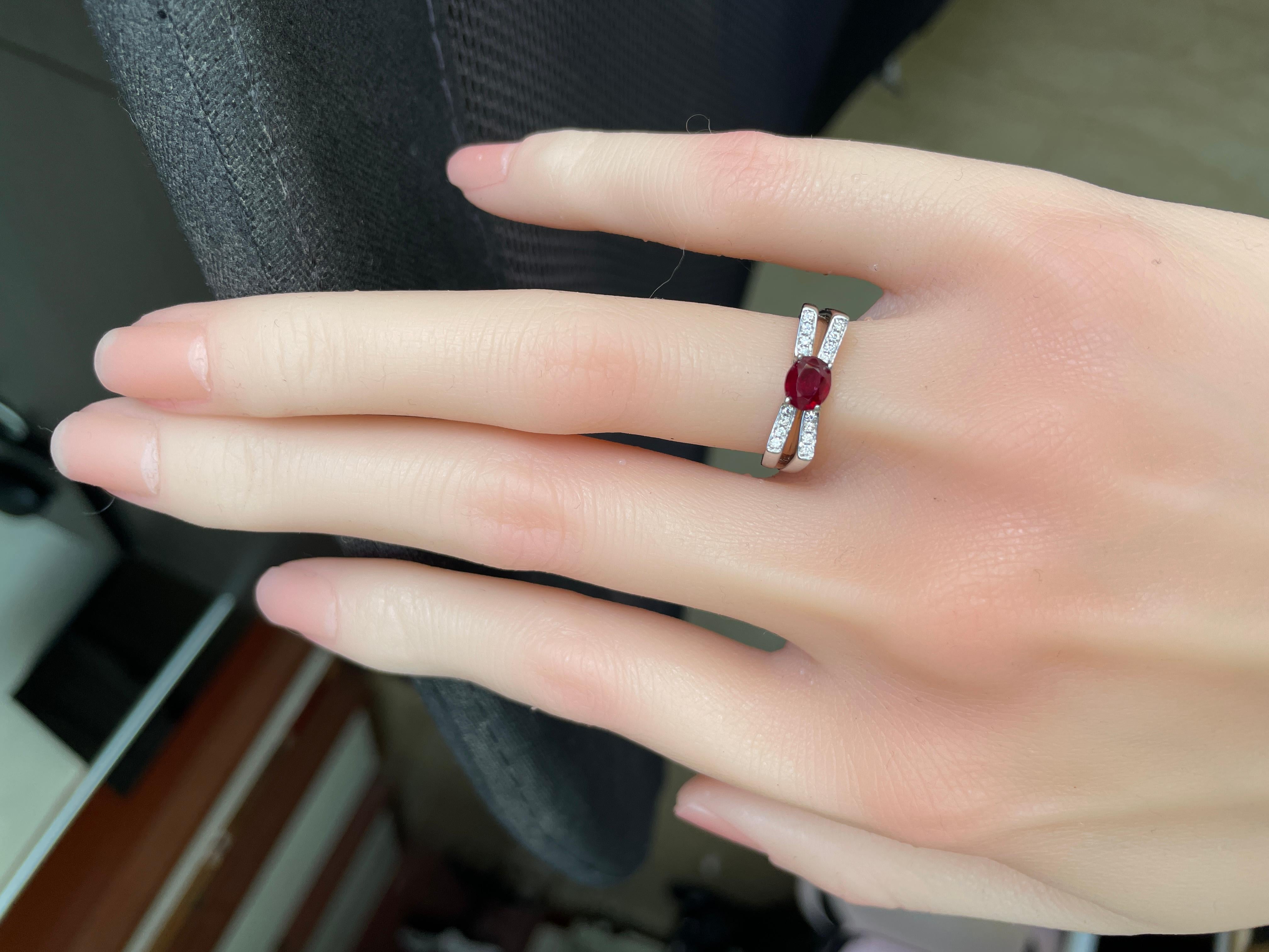 Anello con rubino non riscaldato di Birmania certificato GIA da 0,96 carati in oro 18 carati (Anello unisex con rubino) in vendita 2