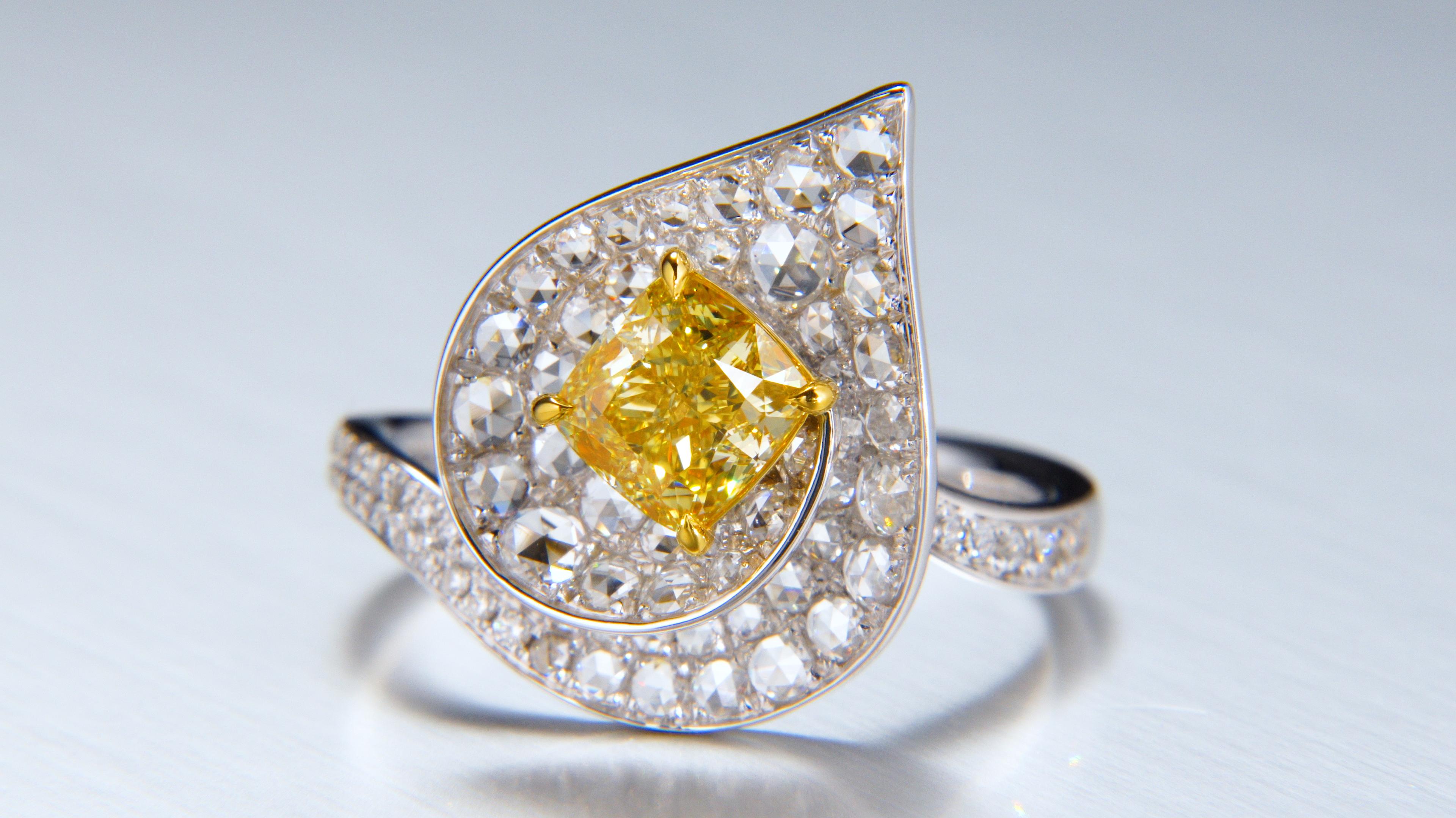 Taille coussin Bague en or 18 carats avec diamants taille coussin jaune intense de 0,96 carat certifiés par le GIA en vente