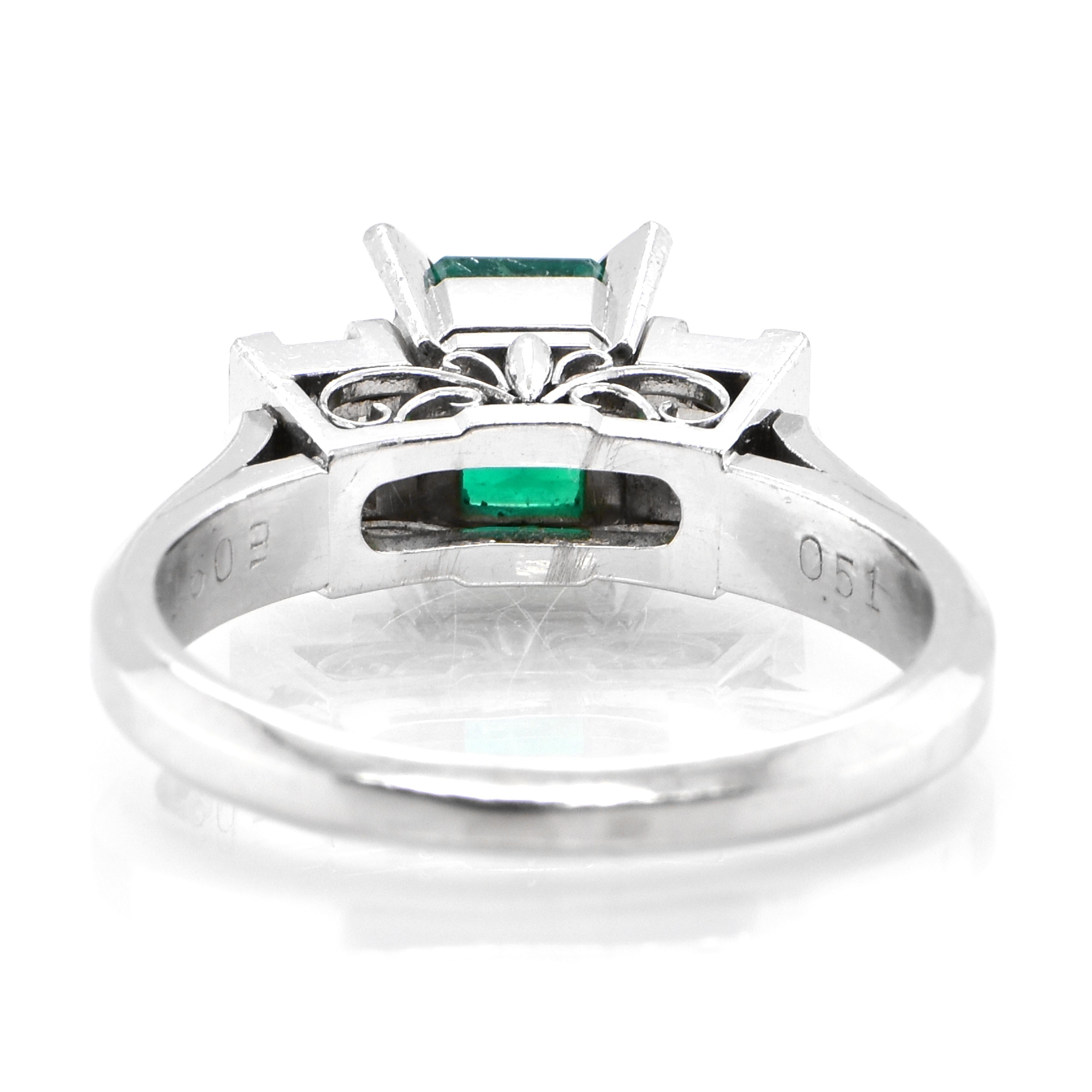 GIA Certified 0.97 Carat 'No Oil' (Untreated), Colombian Emerald & Diamond Ring In Excellent Condition For Sale In Tokyo, JP