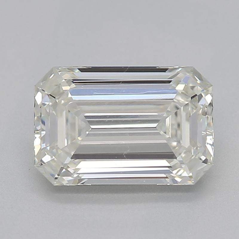 Irradiando elegancia atemporal, este cautivador anillo de diamantes presenta una impresionante piedra central esmeralda de 0.97. El exquisito brillo se ve amplificado por la impecable graduación J y VS2, que garantiza que cada faceta del diamante