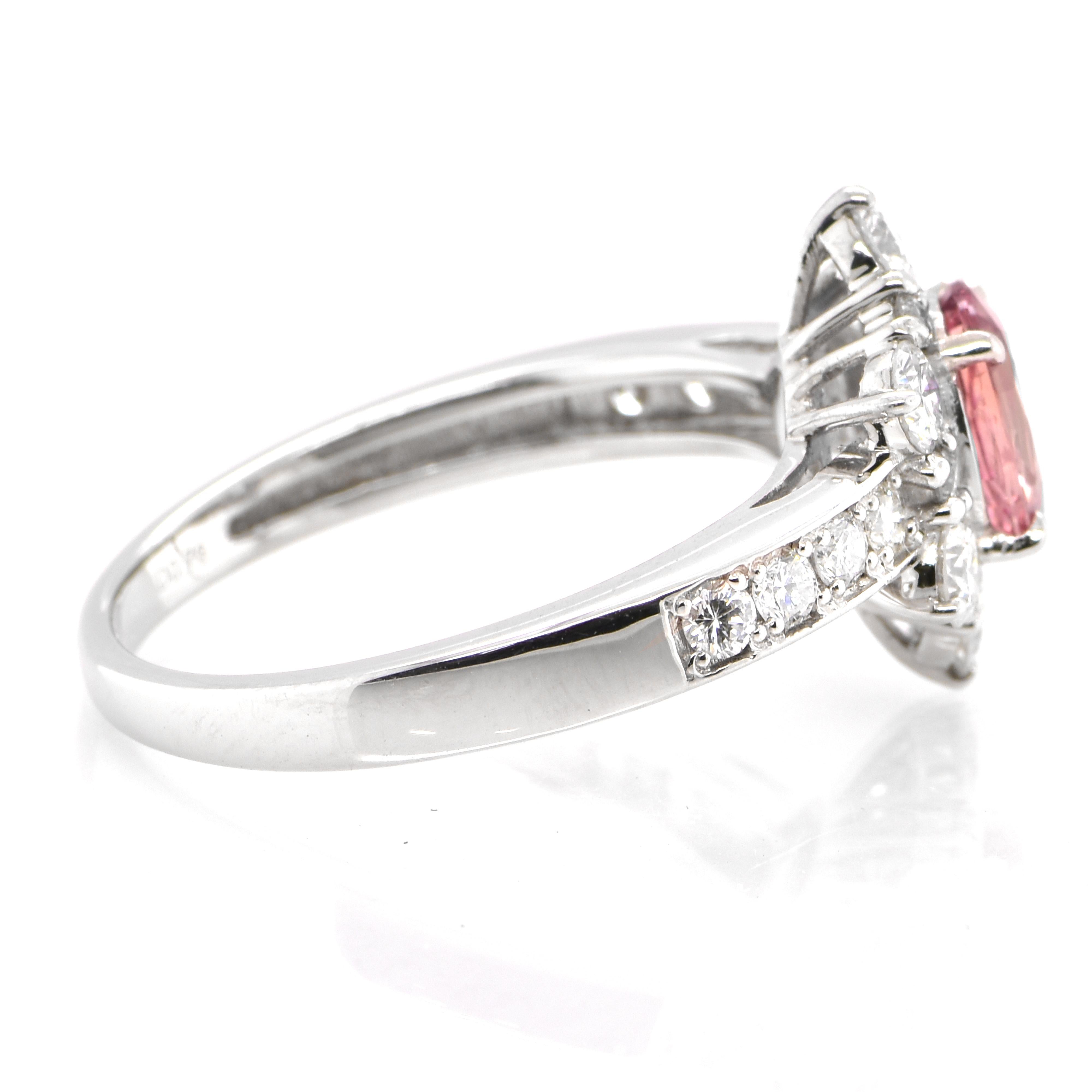 GIA Certified 0.99 Carat Padparadscha Sapphire and Diamond Ring set in Platinum In New Condition For Sale In Tokyo, JP