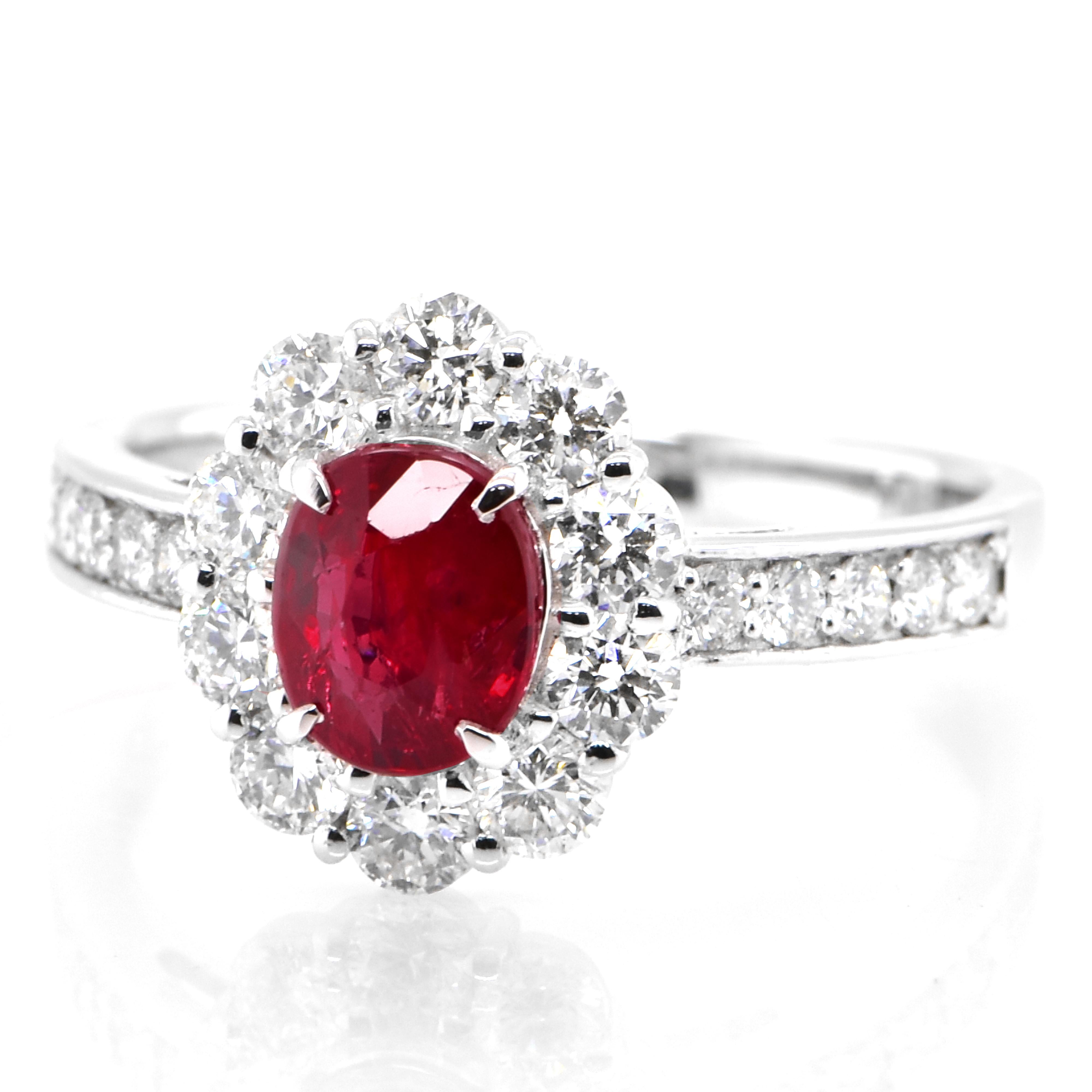 Ein wunderschöner Ring aus Platin mit einem GIA-zertifizierten, unbehandelten (unerhitzten) Rubin von 0,99 Karat und Diamanten von 0,77 Karat. Rubine werden im Sanskrit als 