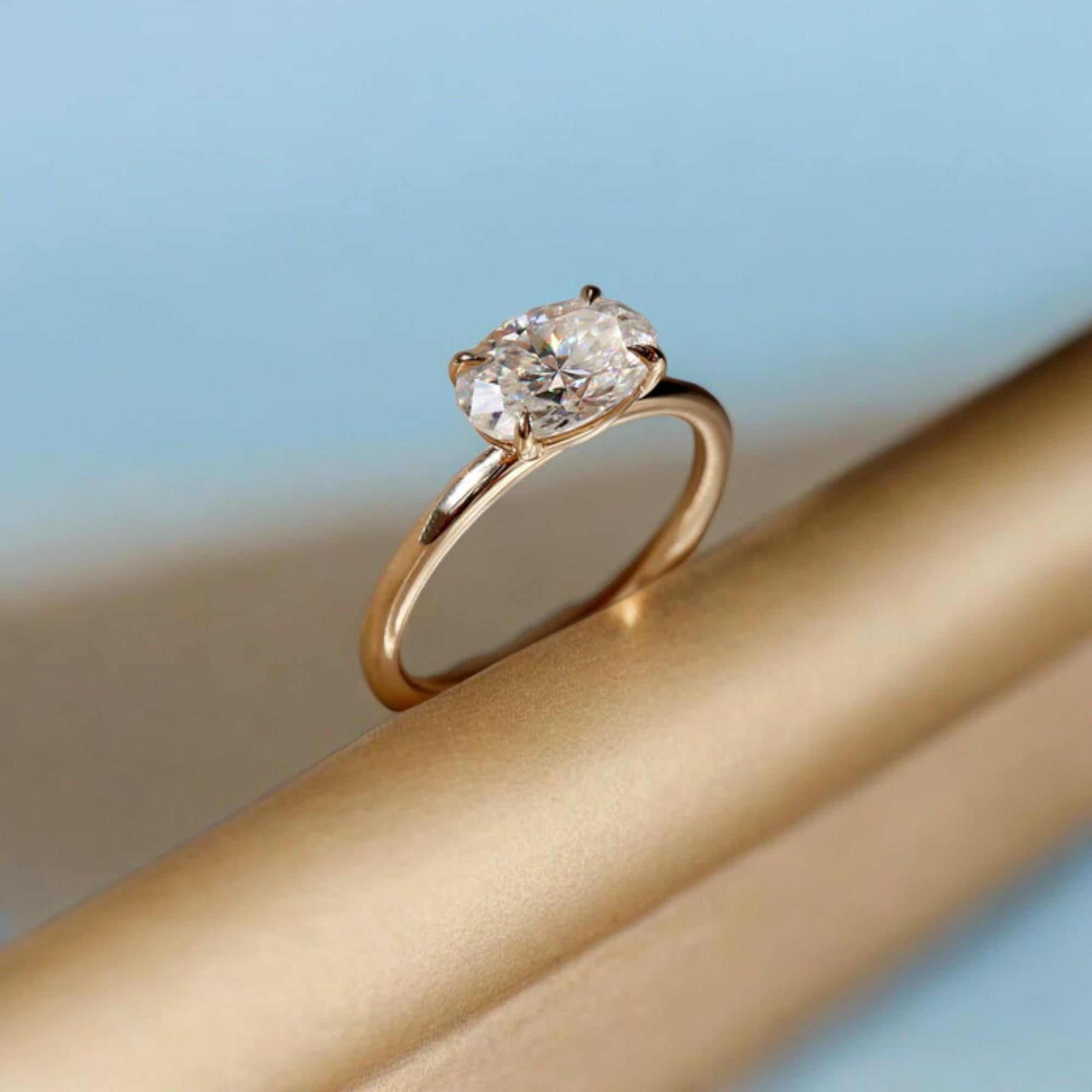 Questo squisito anello di fidanzamento presenta un diamante ovale da 0,50 carati, incastonato in un classico solitario in oro giallo 18 carati. Certificato GIA con un grado F/VS, il diamante offre qualità e brillantezza eccezionali. Disponibile