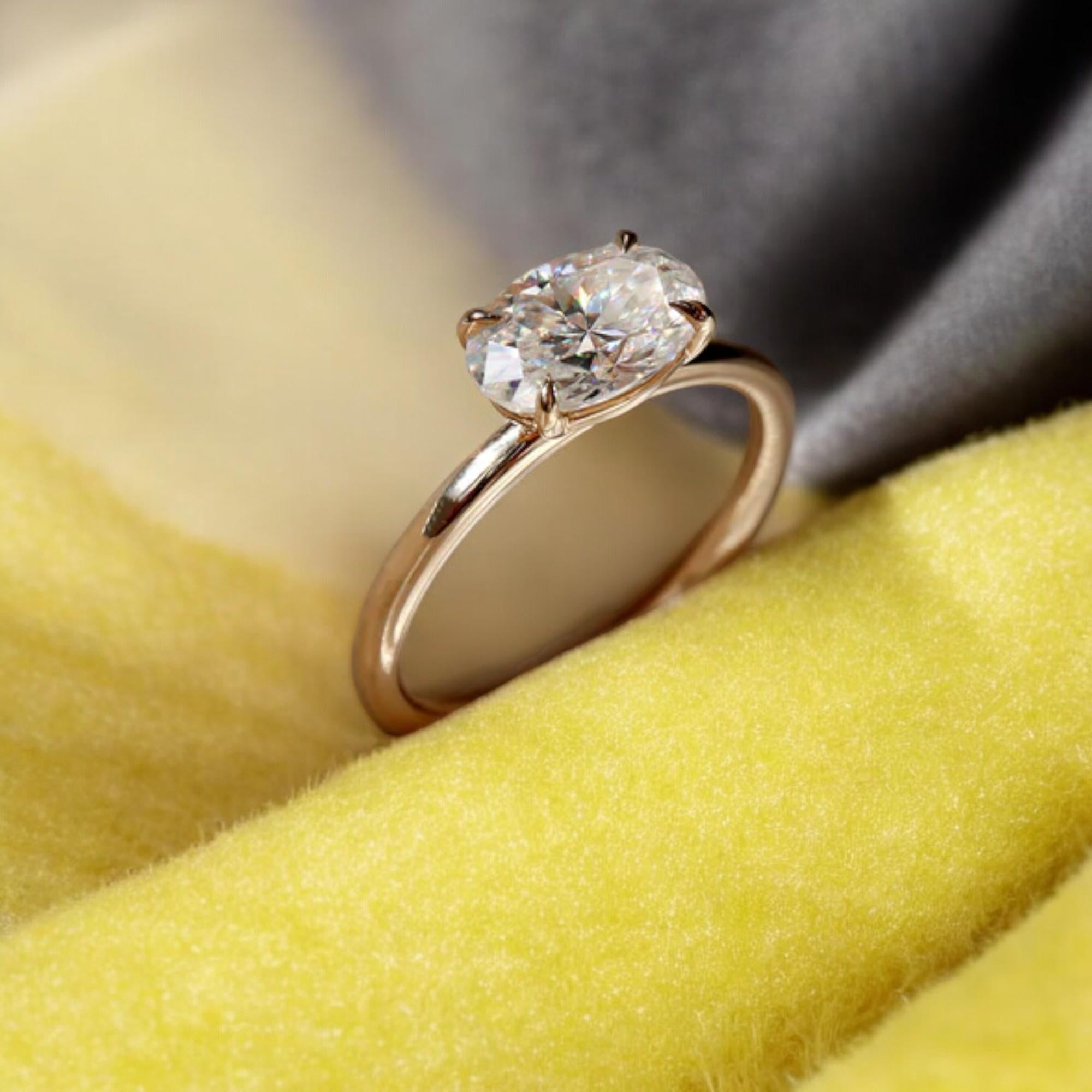 Taglio ovale GIA Certified 1/2 Cts F/VS East West Anello di fidanzamento con diamante ovale in oro 18K in vendita