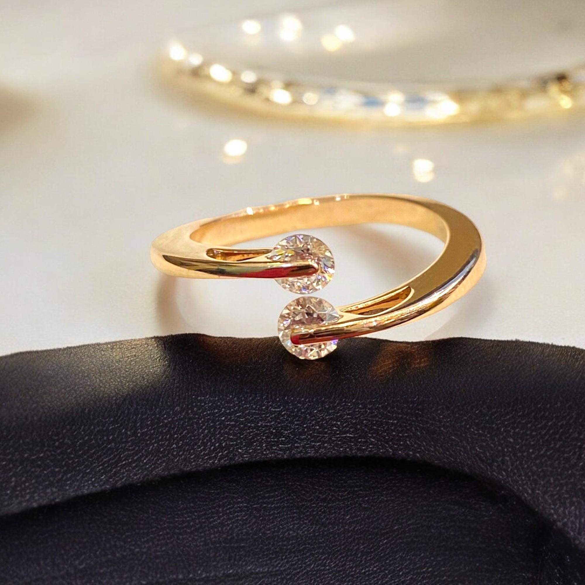 Taglio rotondo GIA Certified 1/2 Cts F/VS Round Brilliante Cut Diamonds Toi Et Moi Anello in Oro 18K in vendita