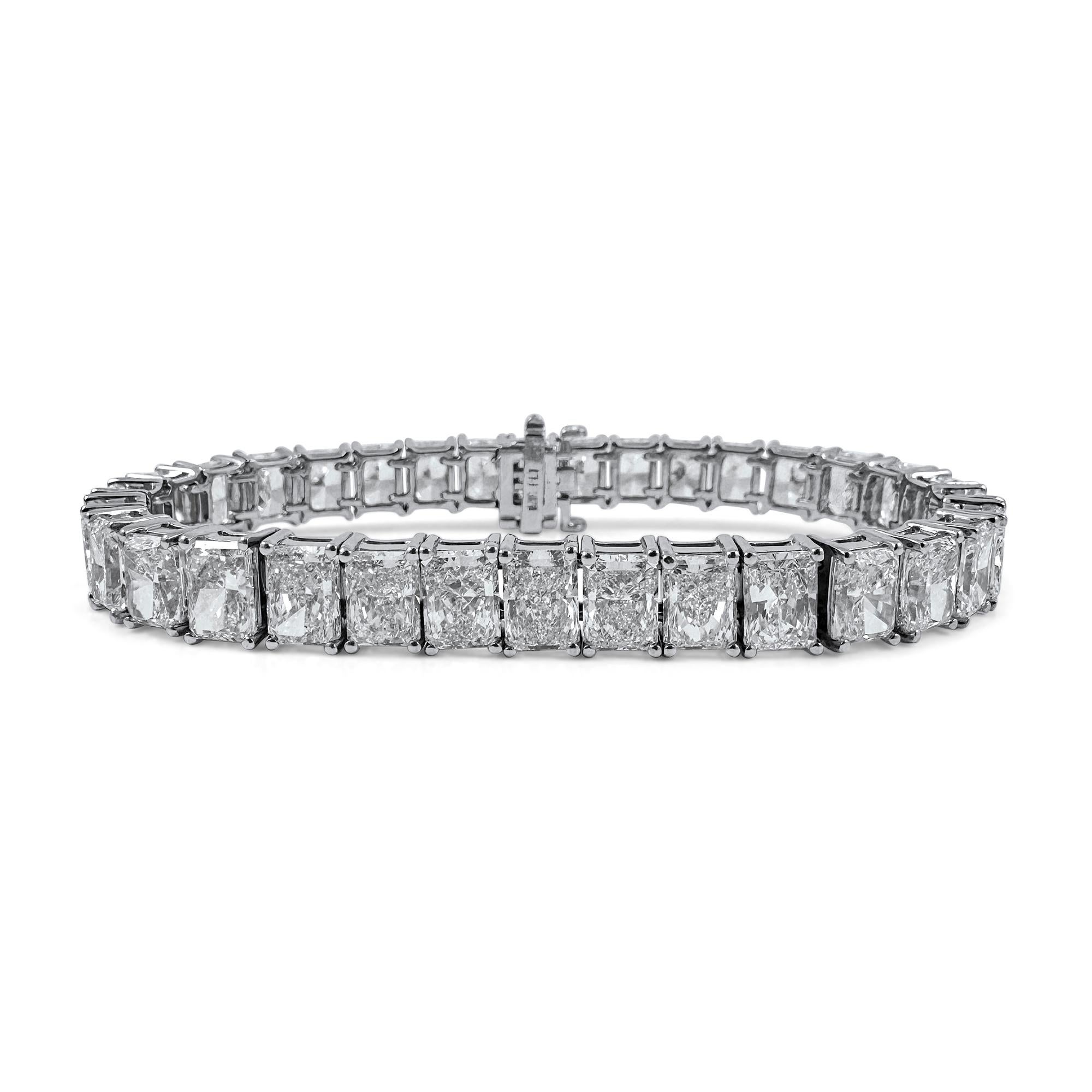 Dieses Tennisarmband aus Platin ist ein Meisterwerk zeitloser Eleganz. Es besteht aus 33 natürlichen Diamanten im Brillantschliff, von denen jeder genau 1,01 Karat wiegt, was einem Gesamtkaratgewicht von 33,35 Karat entspricht. Jeder Diamant ist