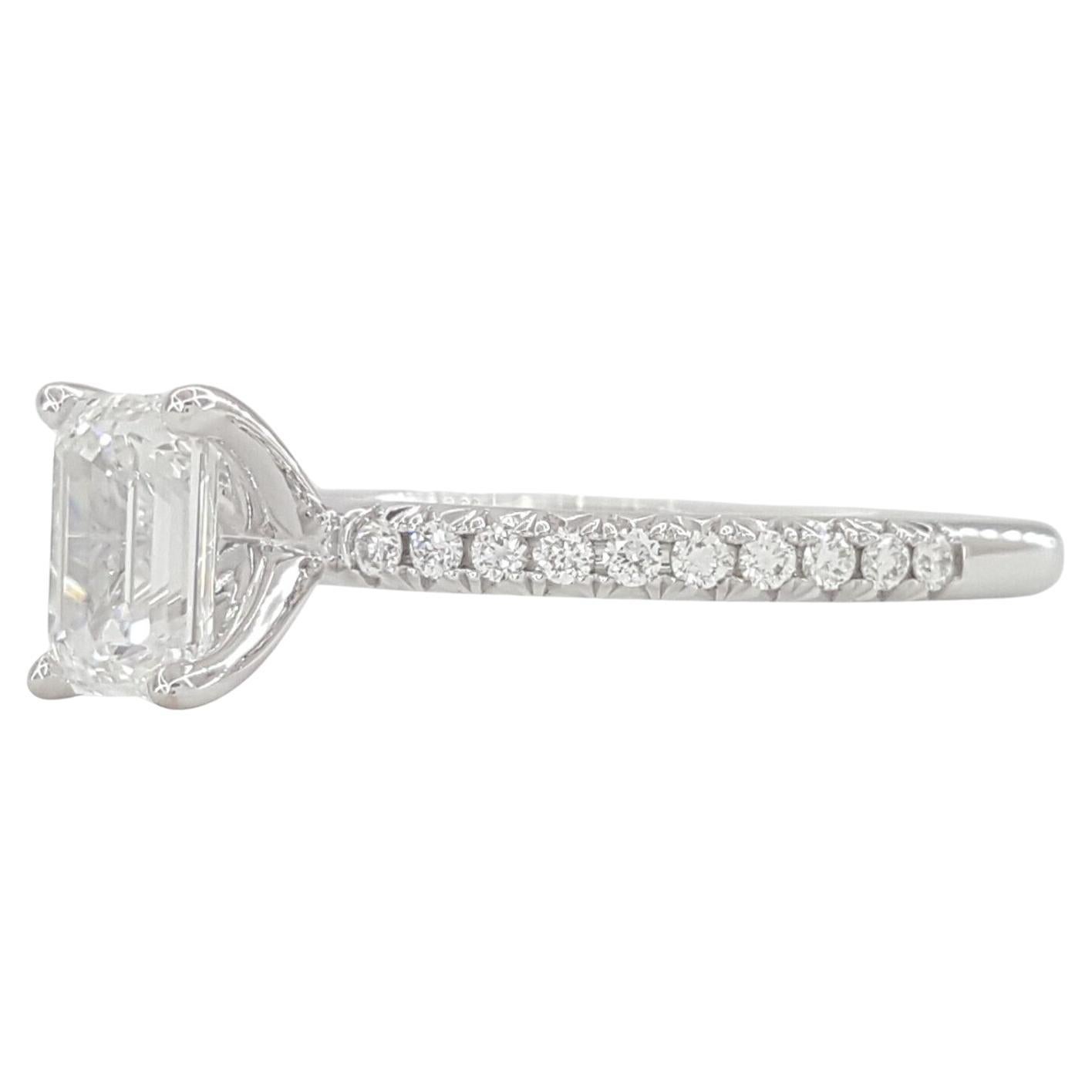 Taille émeraude Bague en or blanc 18 carats certifiée GIA avec diamant taille émeraude de 1 carat en vente