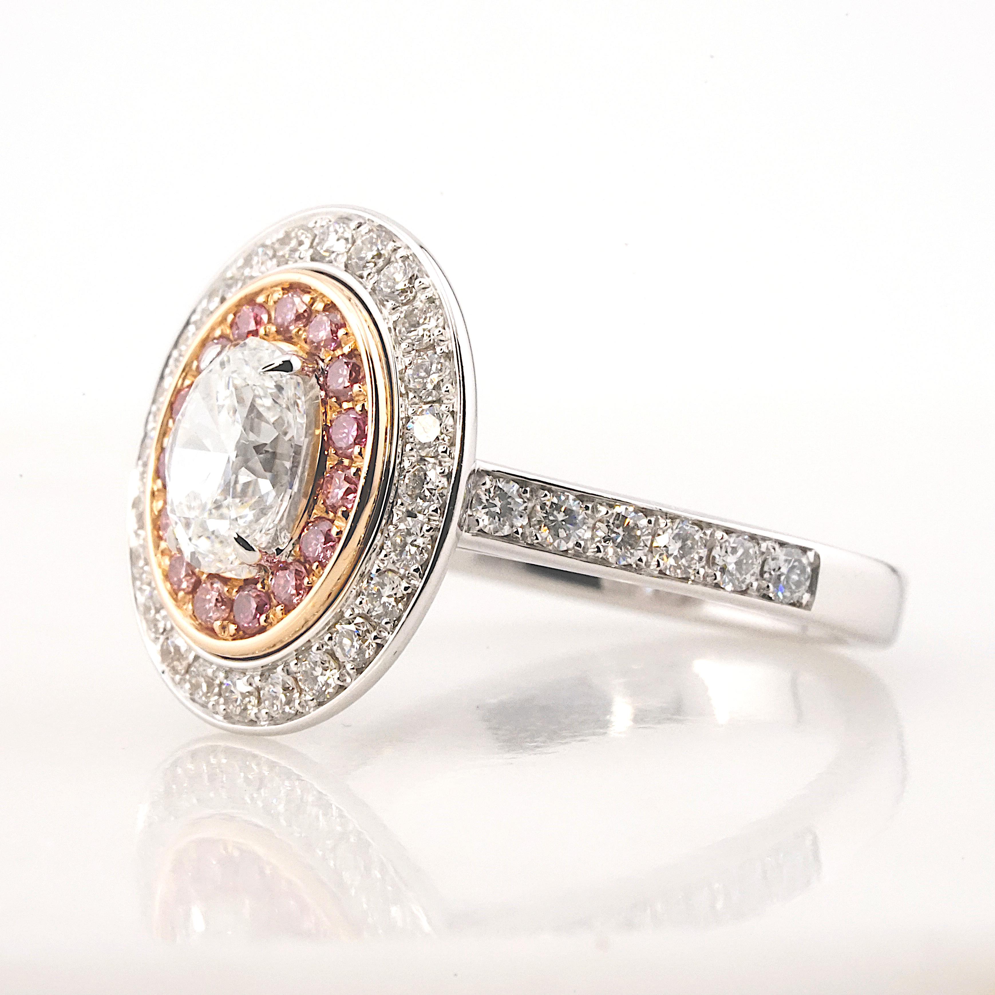 Info: 1 Karat oval geschliffener G-farbiger Diamant mit doppeltem rosa & weißem Halo-Ring - 5,50g Gold - 0,20ct rosa Diamanten - 0,60ct weiße Diamanten

Dieser exquisite, in Italien gefertigte Ring mit seinem fesselnden, von der Anziehungskraft der