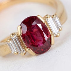 GIA-zertifizierter Dreisteinring mit einem ovalen Rubin von 1 Karat und Baguette-Diamanten