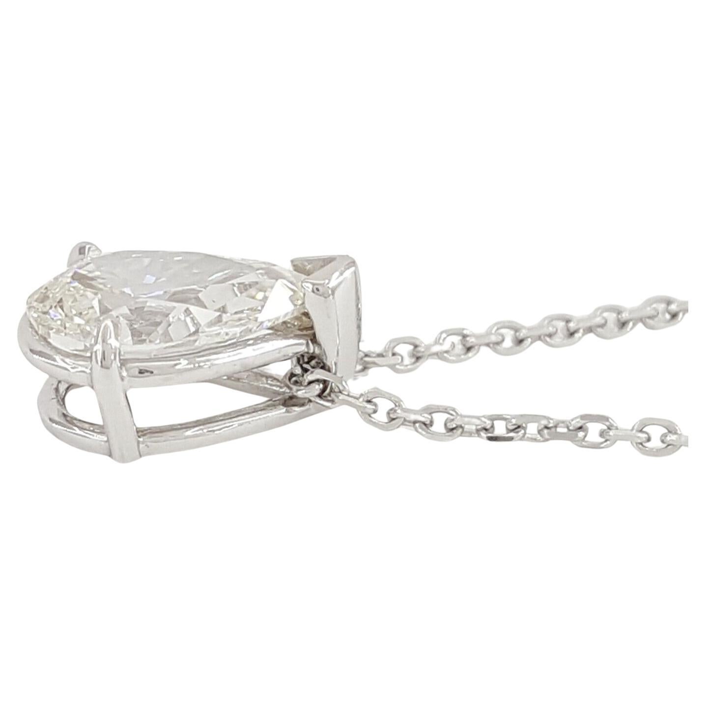 Erhöhen Sie Ihren Stil mit dieser exquisiten 1-Karat-Diamant-Solitär-Halskette im Birnen-Brillant-Schliff, einem zeitlosen Schmuckstück, das Eleganz und Raffinesse ausstrahlt. Diese verstellbare Halskette schmückt Ihr Dekolleté mit einem