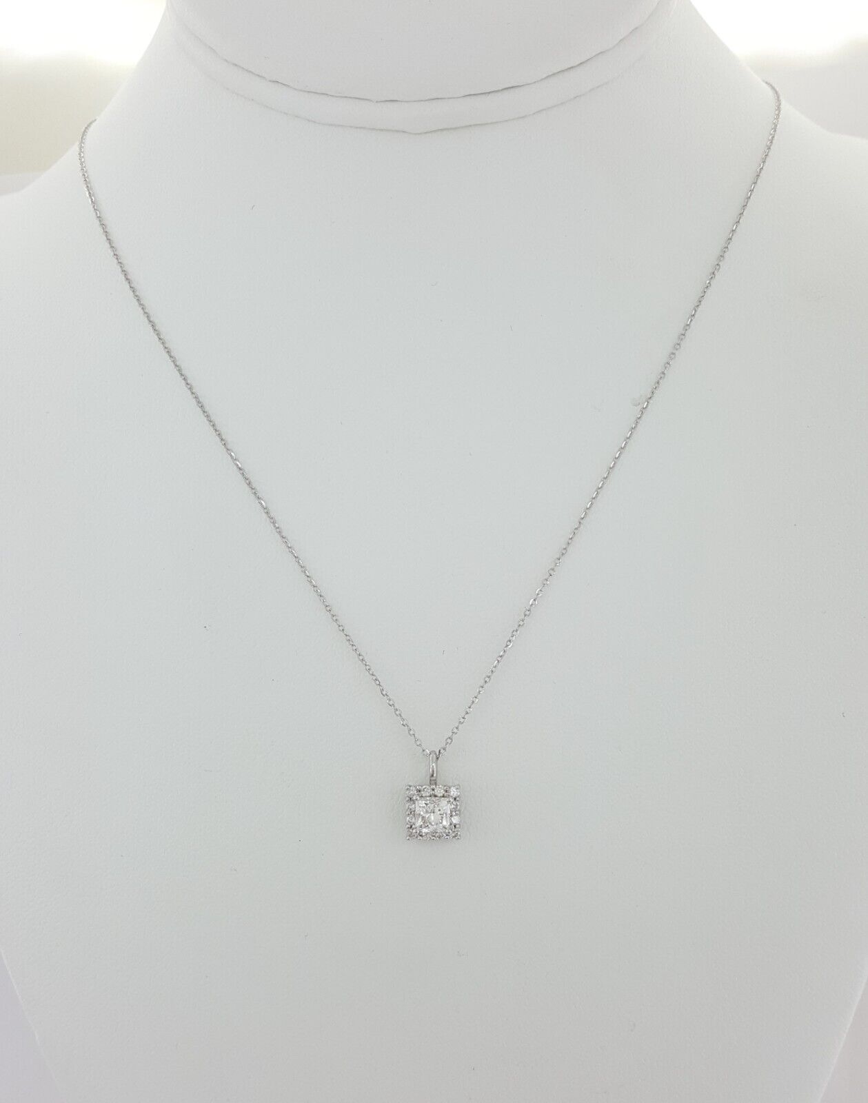 Le collier à pendentif halo en diamant taille princesse brillant de 1 ct de poids total est réalisé en or blanc 14 carats. Il s'agit d'une pièce intemporelle conçue pour vous parer de grâce et de sophistication.

Ce pendentif exquis, accompagné