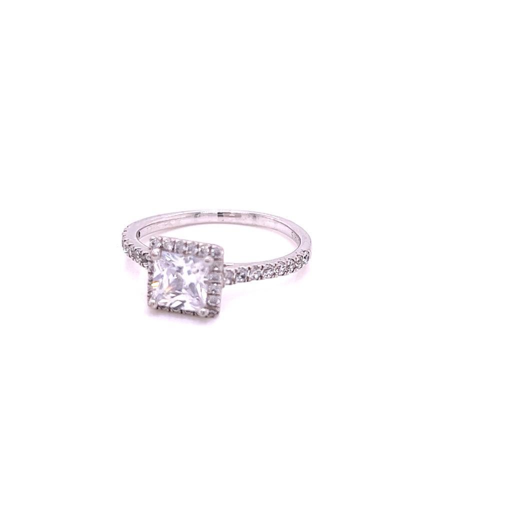 Im Angebot: GIA-zertifizierter 1 Karat Diamantring aus Platin mit Prinzessinnenschliff () 3