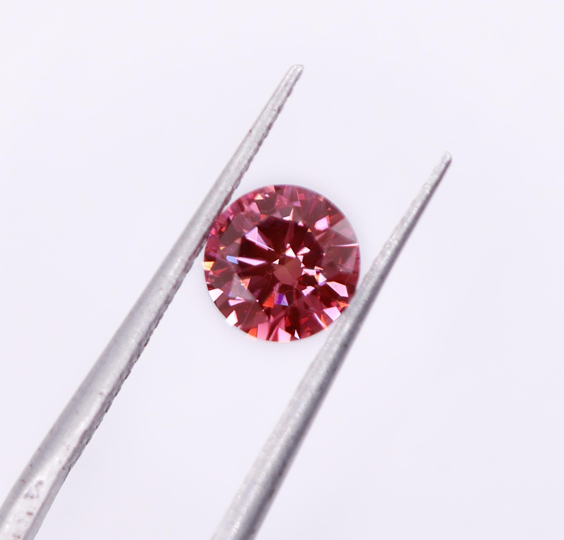Estamos encantados de ofrecerte este magnífico diamante rosa natural extraído de la tierra. Este diamante está tratado con HPHT, lo que le confiere un impresionante color rosa violáceo vivo de fantasía. Un tamaño fabuloso para un anillo de