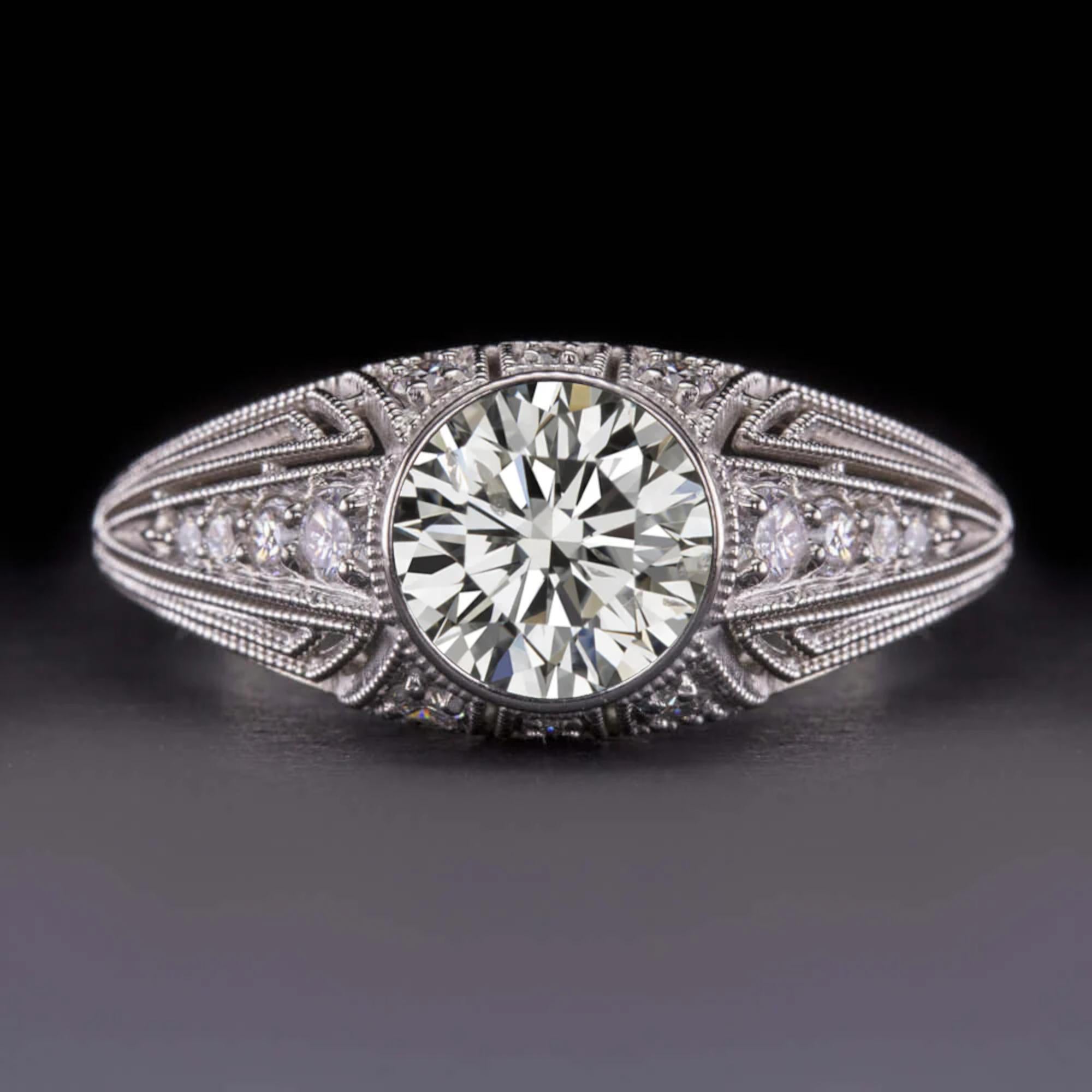 Este impresionante anillo de diamantes de inspiración vintage captura la elegancia atemporal de la era Art Déco con su diseño chic y sofisticado. En su centro, un diamante brillante redondo de 1 quilate certificado por el GIA está firmemente
