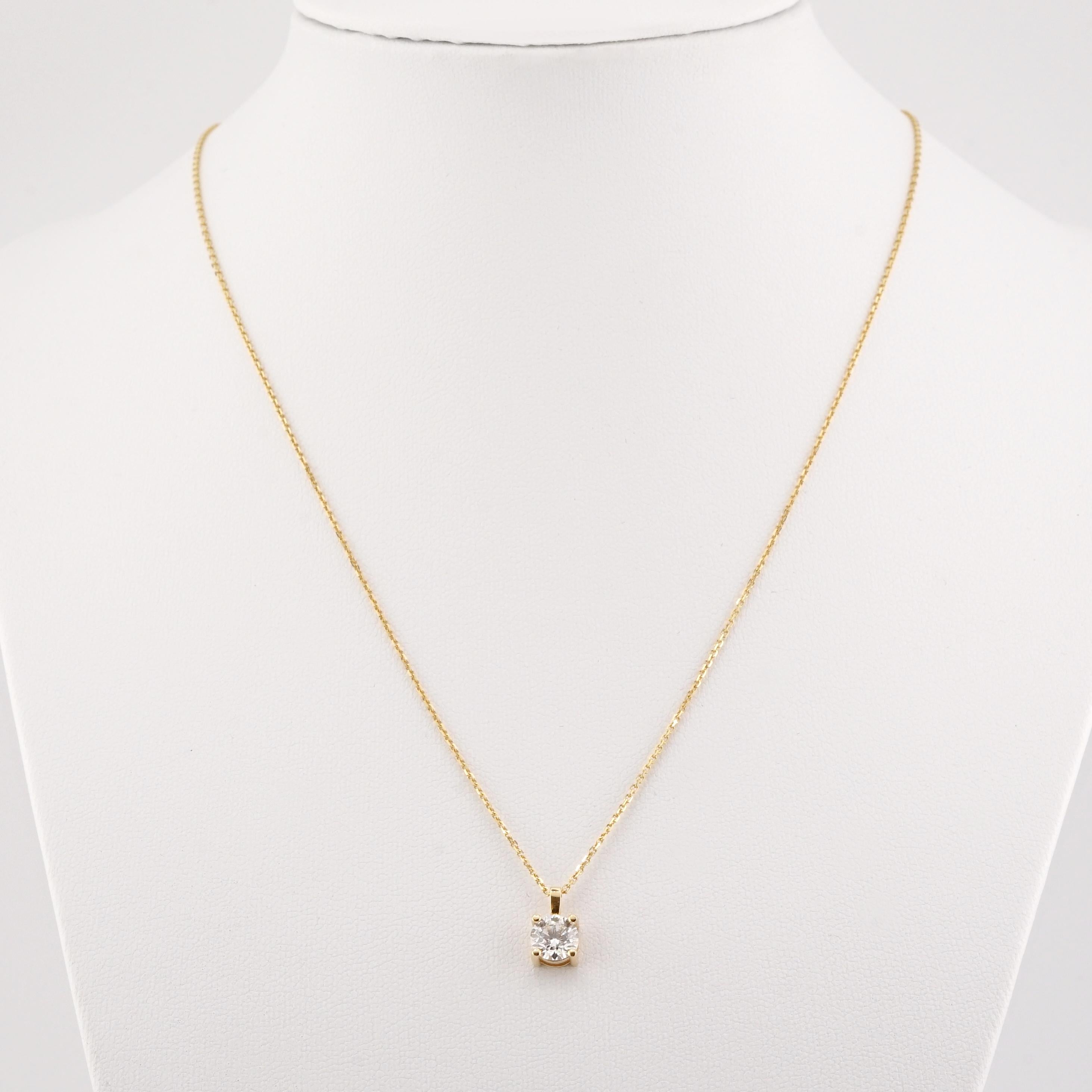 Ce magnifique pendentif met en valeur un diamant rond brillant de 0,90 carat, certifié par la GIA pour sa couleur E et sa pureté VS2 (rapport #6441607000). 

L'excellente taille, le polissage et la symétrie du diamant garantissent une brillance et