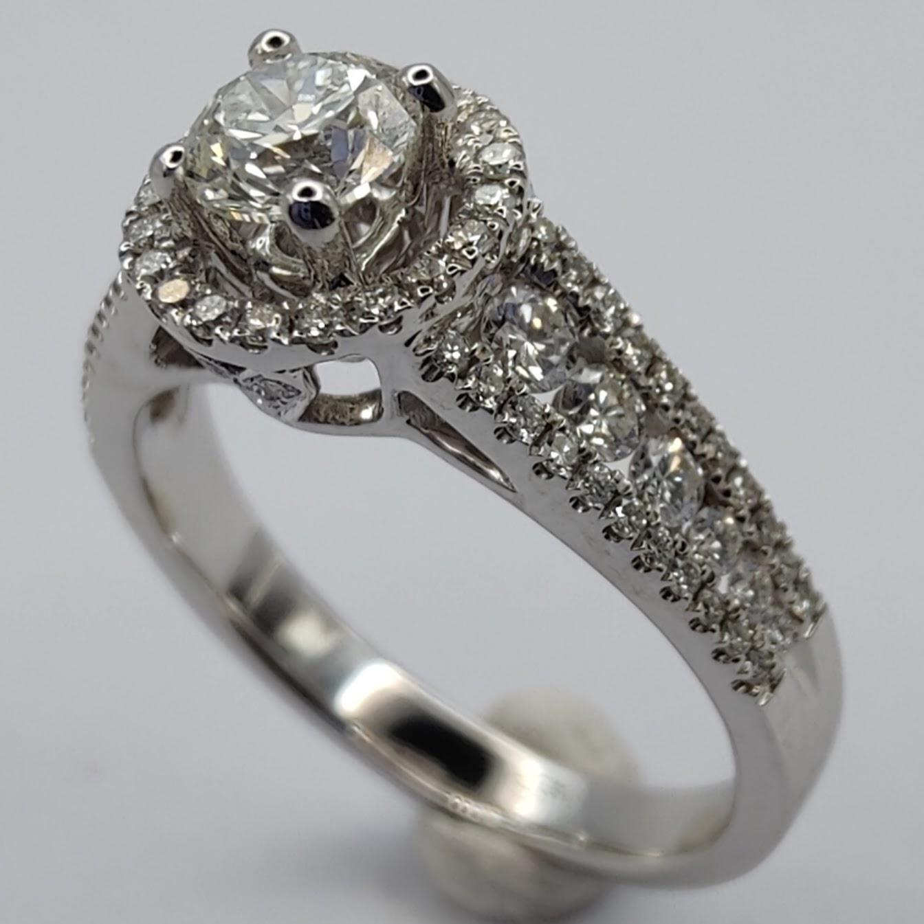 GIA Certified 1 Carat Round Cut Diamond Cathedral Pave Ring in 18K White Gold In New Condition In Wan Chai District, HK