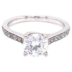 Platinring, GIA-zertifizierter 1 Karat runder Diamant mit Schulterdiamanten.
