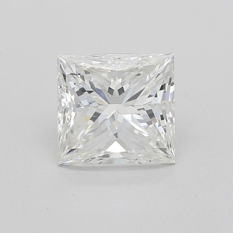 Realizzato a mano a New York, questo squisito anello con diamante presenta un'accattivante pietra centrale a forma di principessa, con un peso di 1 che ne evidenzia l'eccezionale brillantezza. Le gradazioni I e SI1 assicurano una luminosità e una