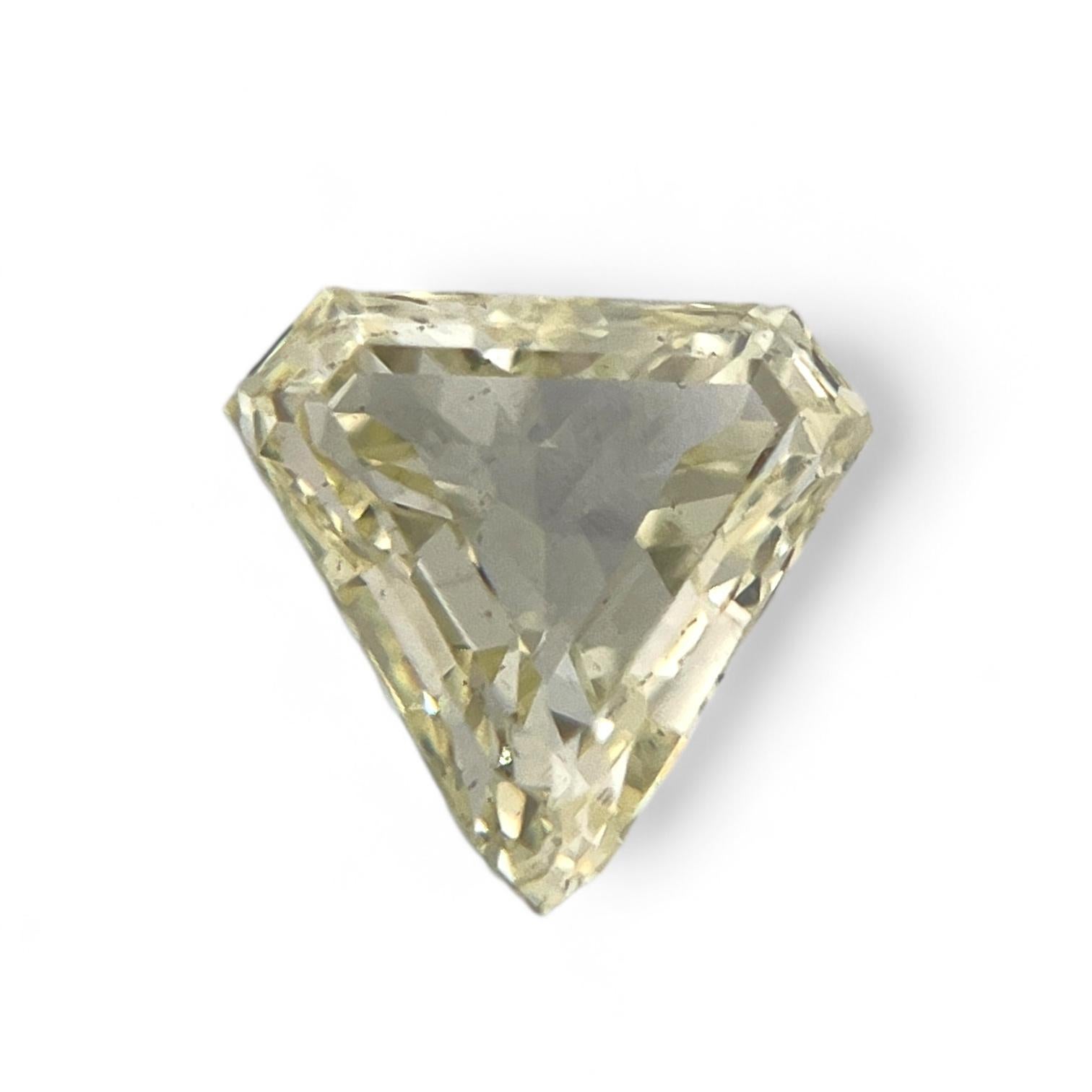 DESCRIPTION DE L'ARTICLE

Forme de la pierre : Trillion
Poids du diamant : 1 carat
Couleur : V.I.I.
Dimensions : 6,33 x 7,36 x 2,75 mm
Symétrie : Bonne
Polonais : Excellent
Fluorescence : Faible
Laboratoire de certification : GIA
Numéro de