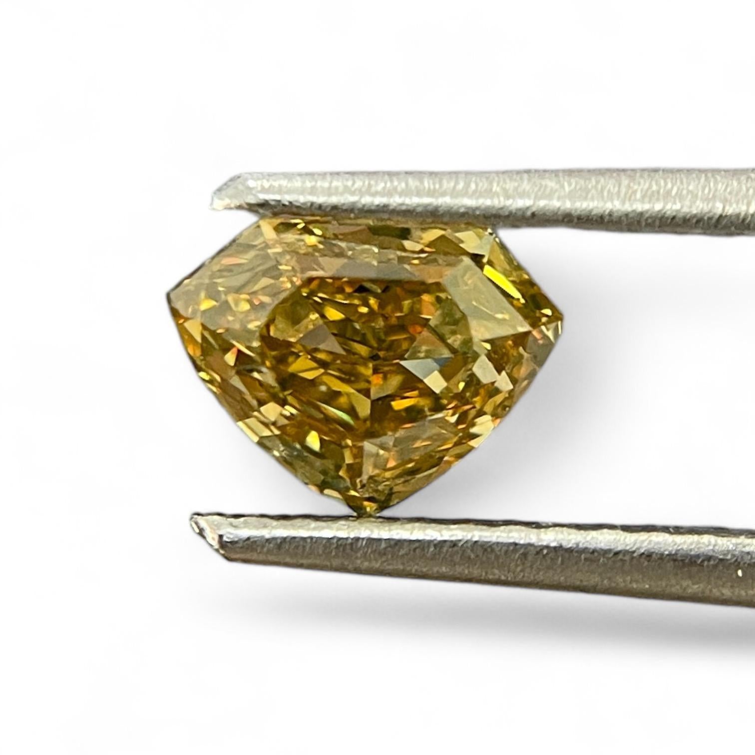 Scudo Certificato GIA 1 ct Fancy Deep Brownish Yellow Taglio a scudo Nature in vendita