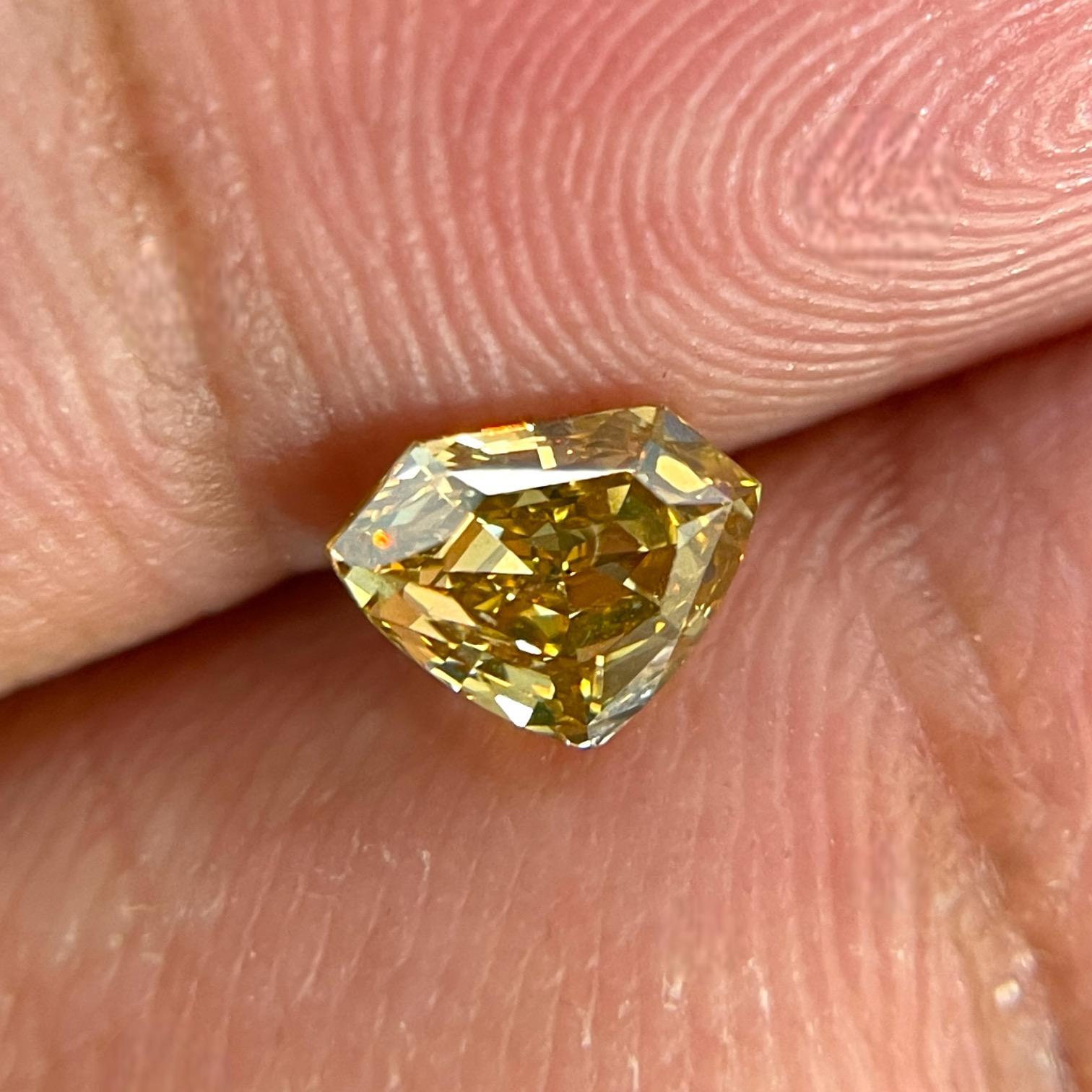 Certificato GIA 1 ct Fancy Deep Brownish Yellow Taglio a scudo Nature In condizioni ottime in vendita a New York, NY