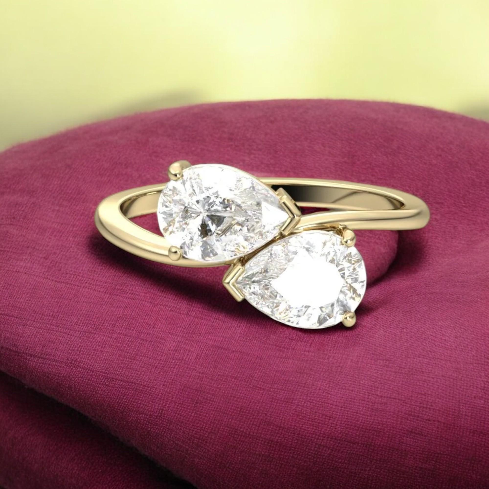 Taglio a goccia GIA Certified 1 Cts F/VS1 Anello di fidanzamento con diamanti taglio pera a due pietre in oro 18K in vendita