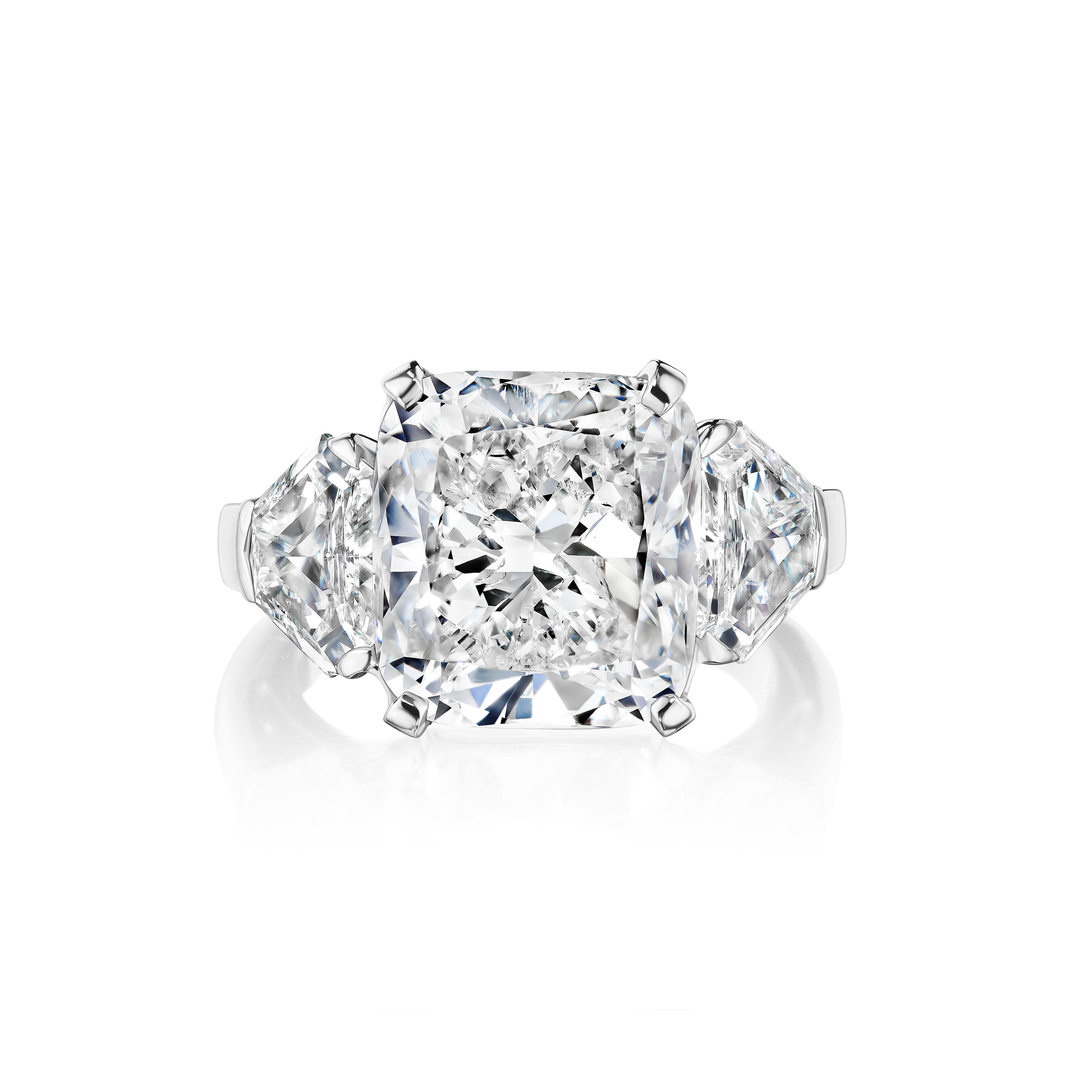 Une belle déclaration pour tous les jours.
Diamant taille coussin de 10 carats certifié GIA, flanqué de diamants taille bouclier pesant 2,60 carats.
Le diamant est de couleur H, pureté SI2.
En platine. Taille 6,5.

La pierre peut être transformée en