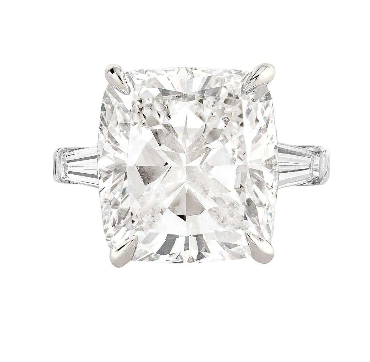 Questo elegante anello è caratterizzato da un diamante taglio cuscino di 10 carati, certificato dalla GIA. Incastonato nell'oro bianco 18 carati, il diamante ha un colore D e una purezza Si1. Sia la lucidatura che la simmetria del diamante sono