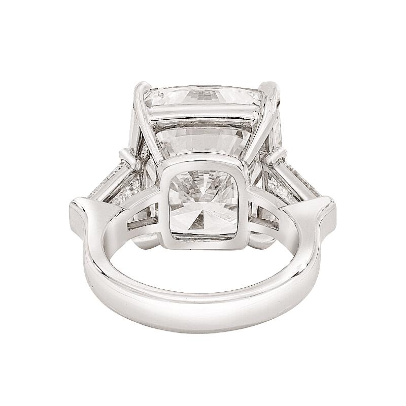 Contemporaneo Anello con diamante taglio cuscino certificato GIA da 10 carati con baguette affusolata in vendita