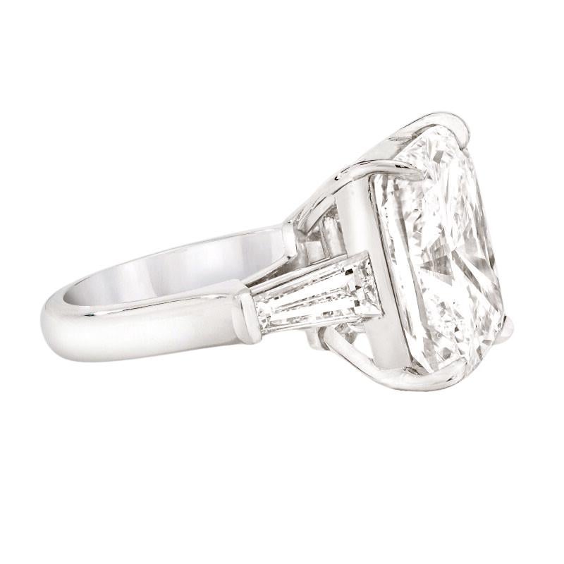 Taglio cuscino Anello con diamante taglio cuscino certificato GIA da 10 carati con baguette affusolata in vendita