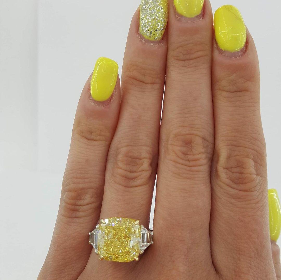 GIA zertifiziert 10 Karat Kissen Diamant Fancy Yellow Ring (Ovalschliff) im Angebot