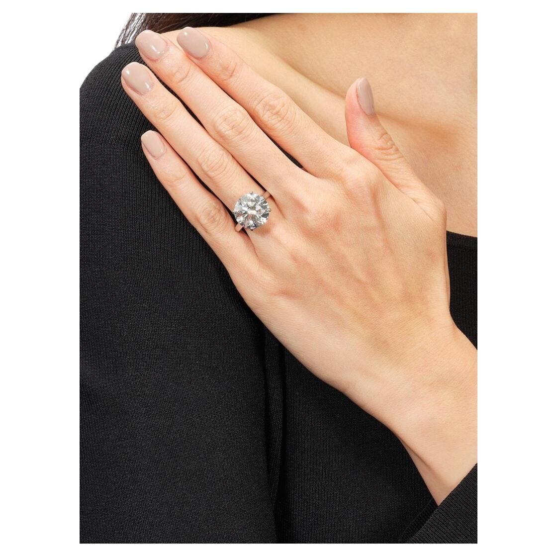 Schöner Ring mit einem erstaunlichen 10 Karat runden Diamanten im Brillantschliff. Der Rahmen ist aus Platin

Insgesamt ist es ein außergewöhnlicher Diamant.