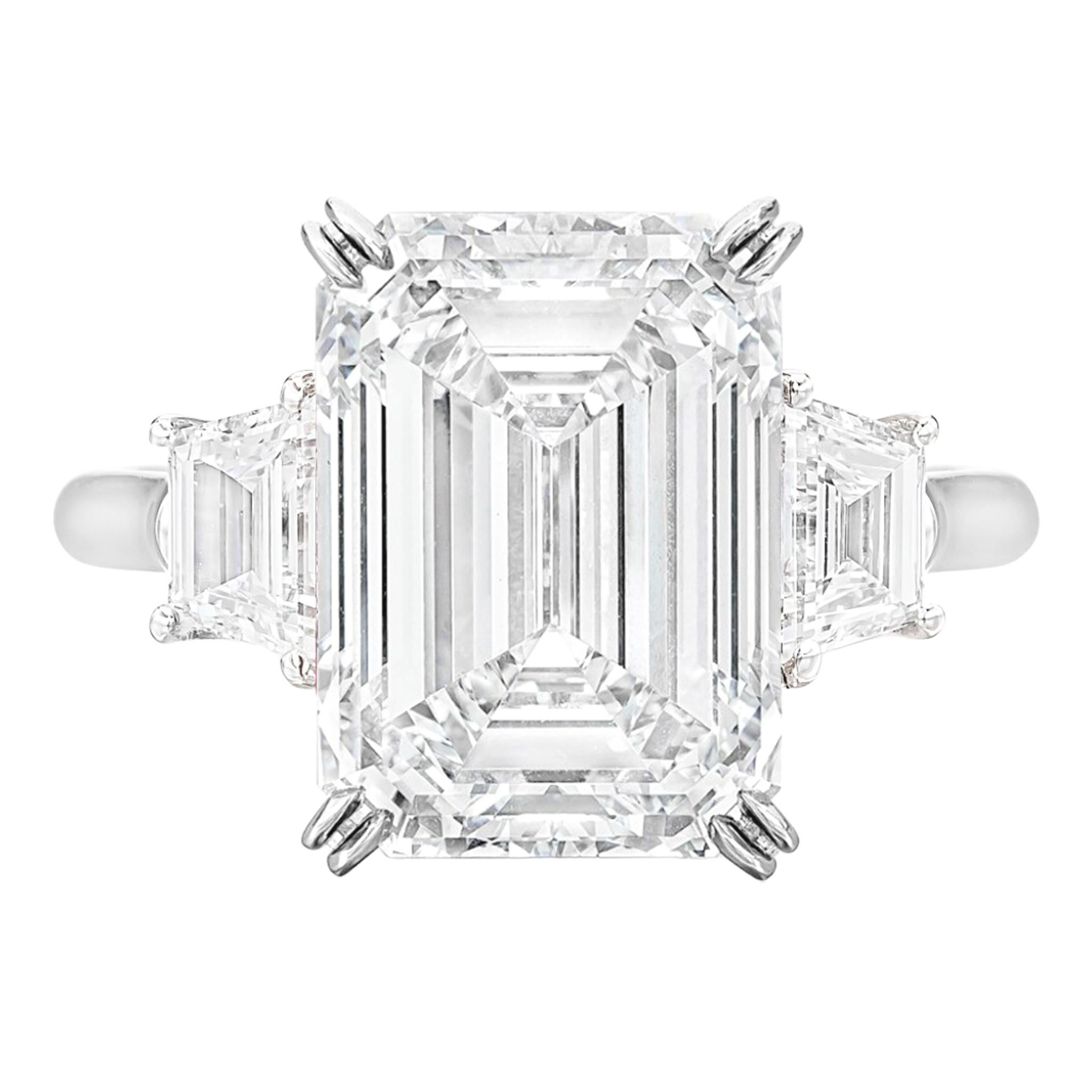 Beautiful ring with an amazing 10 carat emerald cut diamond ring. The frame is in platinum

Overall it is an extraordinary diamond.