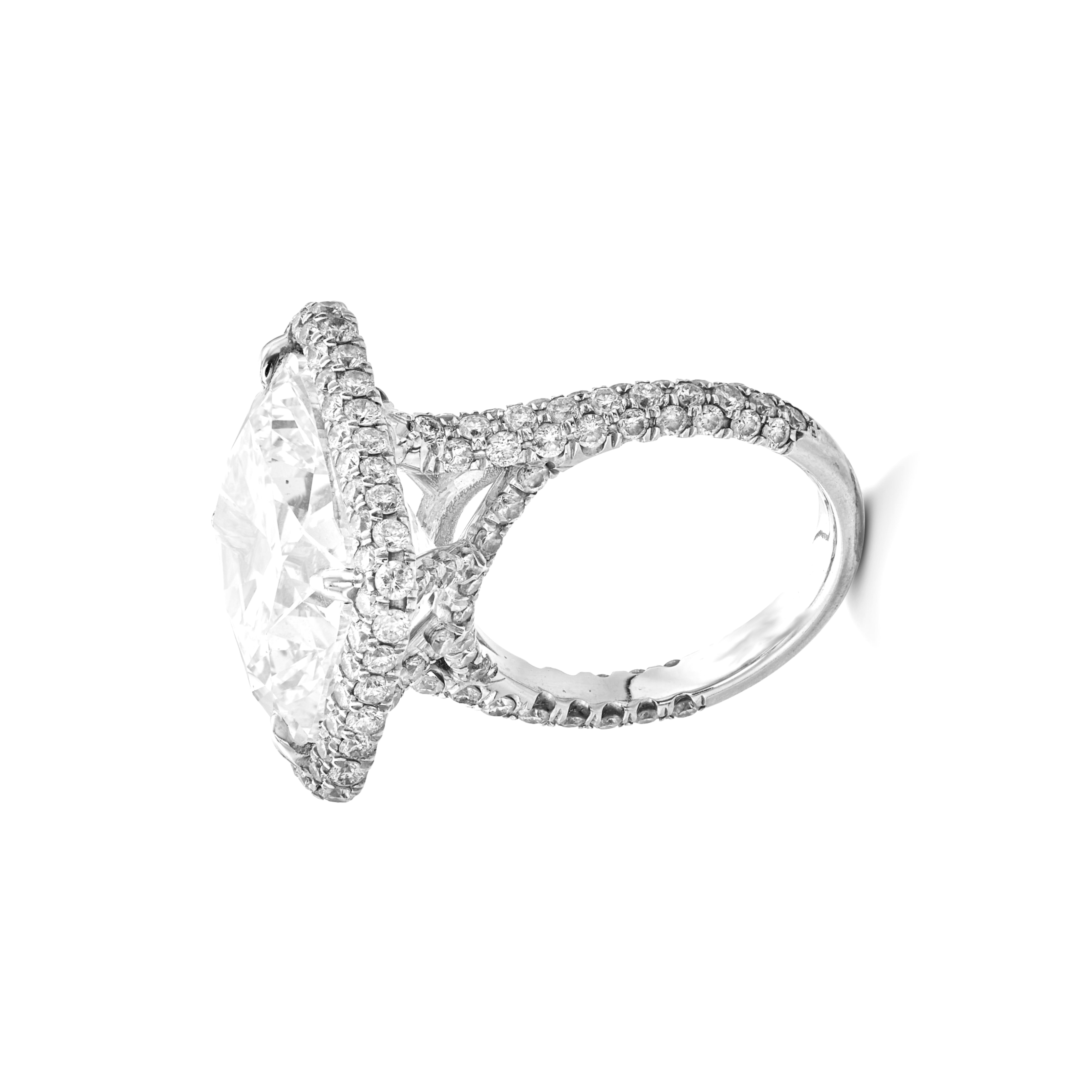 ✨ Una radiante obra maestra de elegancia atemporal ✨

Presentamos un exquisito diamante talla cojín alargado, abrazado por un halo celestial y un reluciente pavé de diamantes brillantes redondos, todo meticulosamente engastado en platino, el más