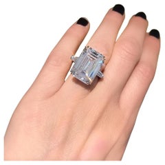 Bague en diamant certifié GIA de 10 carats, taille émeraude allongée, baguettes effilées 