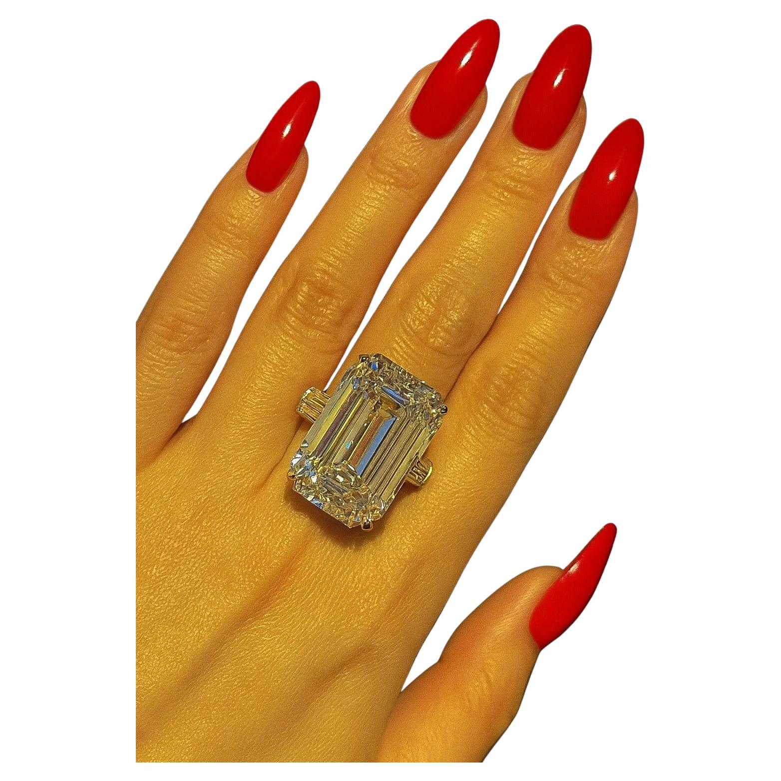 GIA-zertifizierter 10,02 Karat Smaragdschliff-Diamant-Platinring mit konischen Baguetten

Dieser exquisite Platinring ist mit einem atemberaubenden, GIA-zertifizierten 10,02-Karat-Diamanten im Smaragdschliff versehen, der mit G (Farbe) und VS1