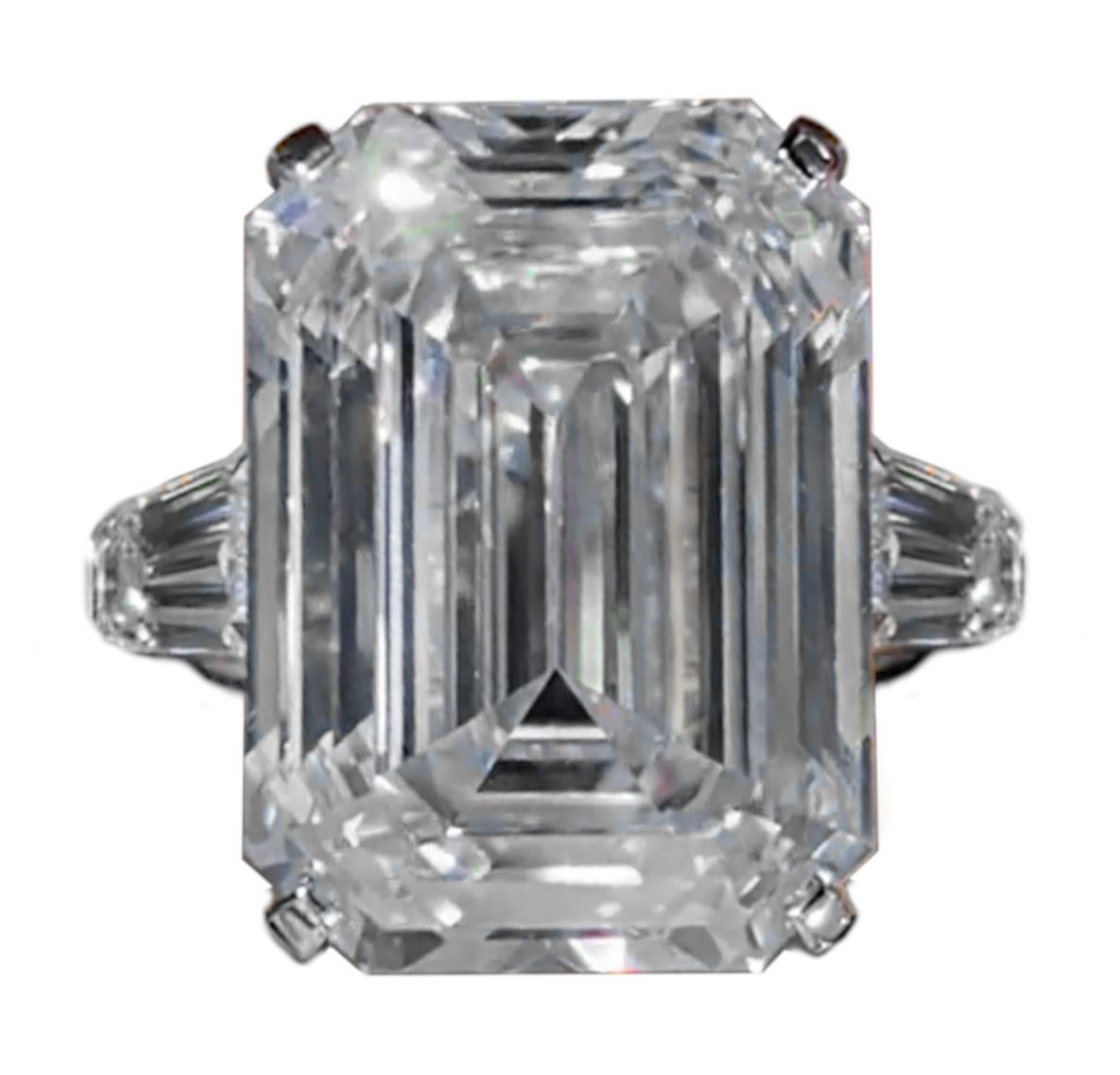 An exceptional ring with a 6.55 carat emerald cut diamond.
The main diamond, really large, is GIA certified, graded h  in color and vvs1 in clarity.
Polish and symmetry are both excellent and has none fluorescence.