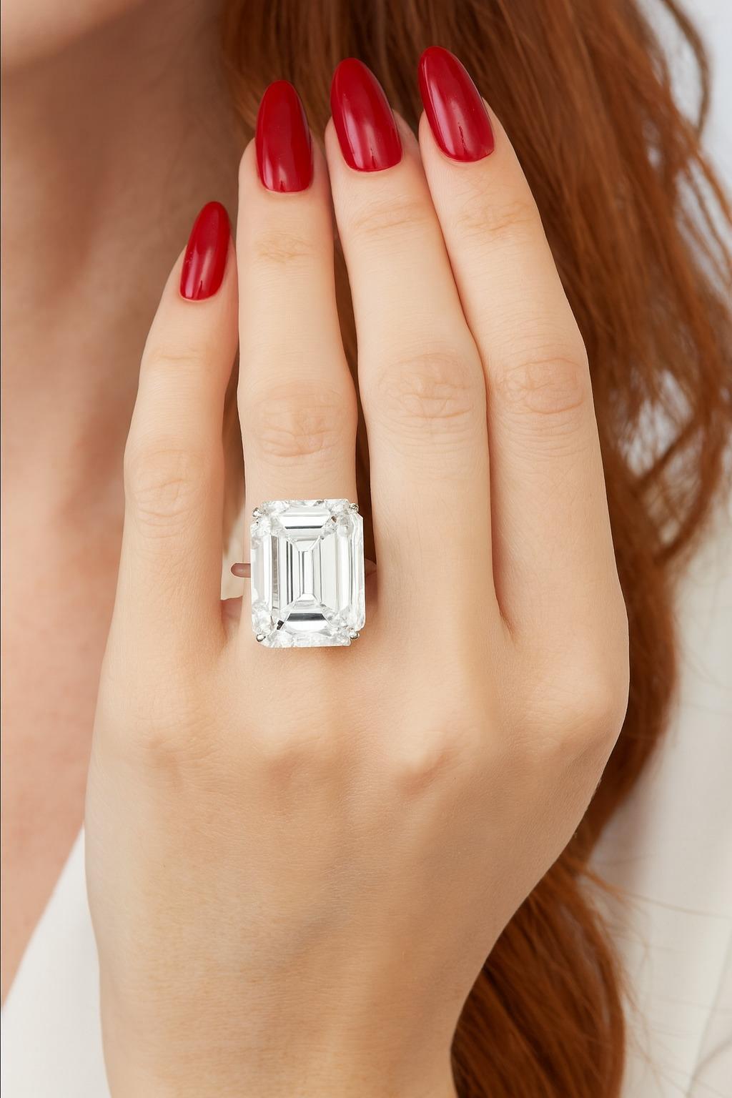 Taglio smeraldo Anello di fidanzamento con diamante taglio smeraldo certificato GIA da 10 carati in vendita