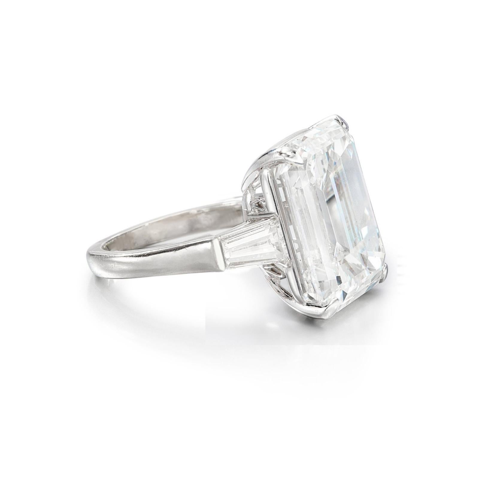 Cette bague exquise est ornée d'un magnifique diamant taille émeraude de 10 carats, certifié par le célèbre Gemological Institute of America (GIA). D'une couleur F et d'une pureté VS1, cette pierre étonnante exsude une brillance et une pureté