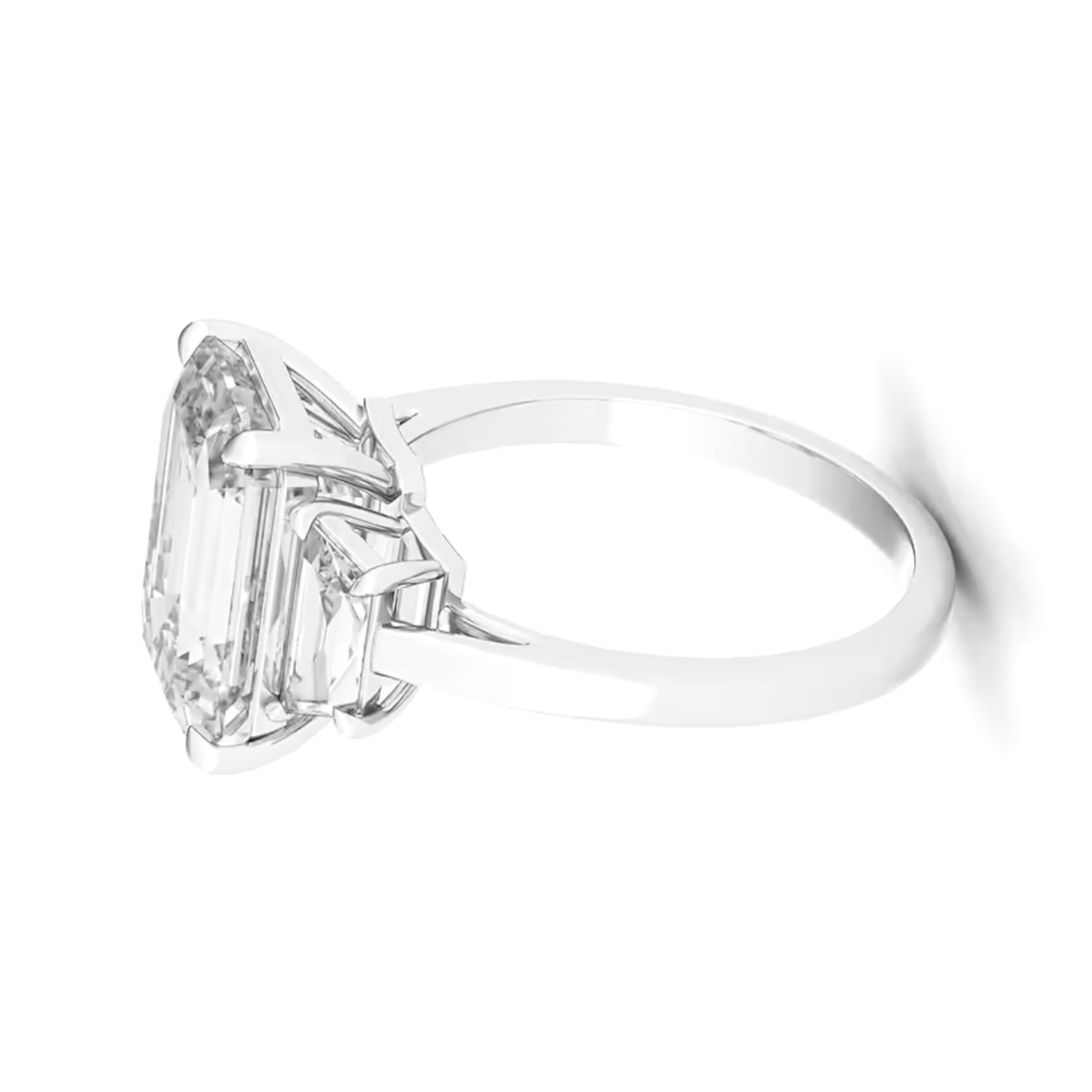 Bague exquise en diamant taille émeraude de 10 carats avec pierres latérales en trillion

Véritable déclaration de sophistication et de rareté, cette bague extraordinaire présente un magnifique diamant taille émeraude de 10,00 carats, certifié par