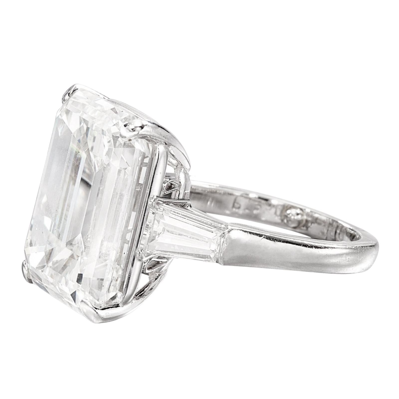 Taille émeraude Bague en platine certifiée GIA avec diamant taille émeraude de 10 carats  en vente