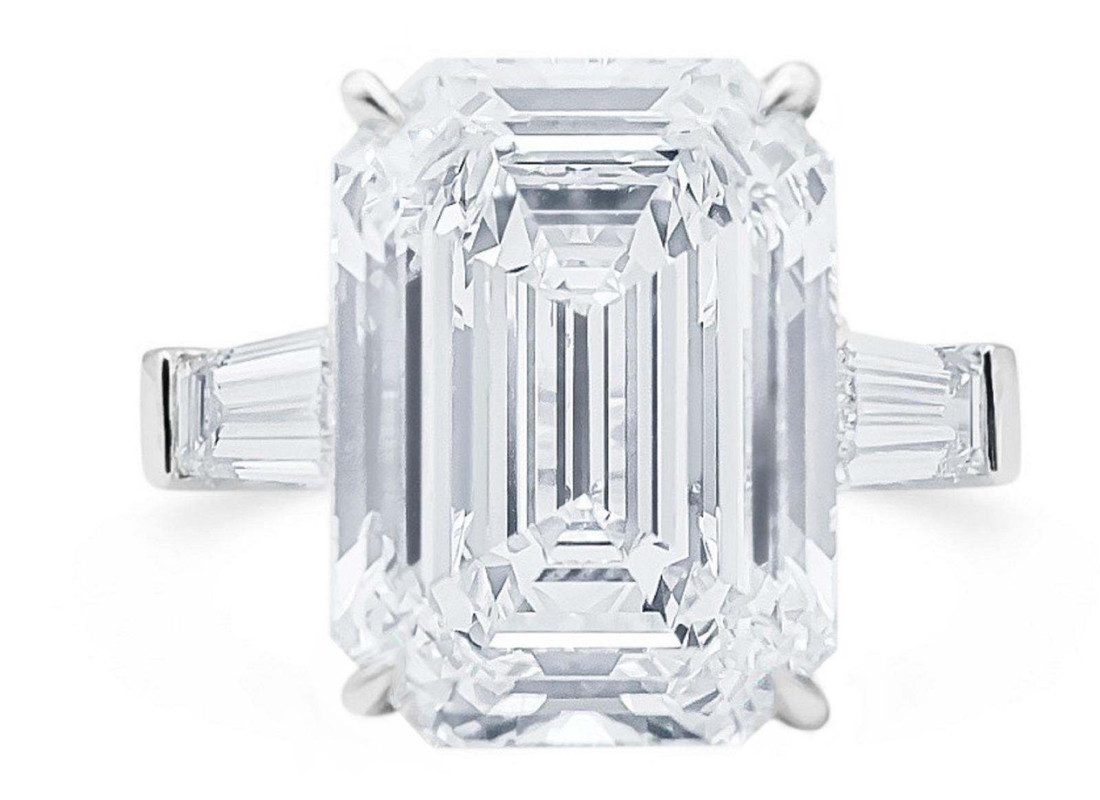 GIA Certified 10 Carat Emerald-Cut Diamond Platinum Ring In New Condition For Sale In Rome, IT