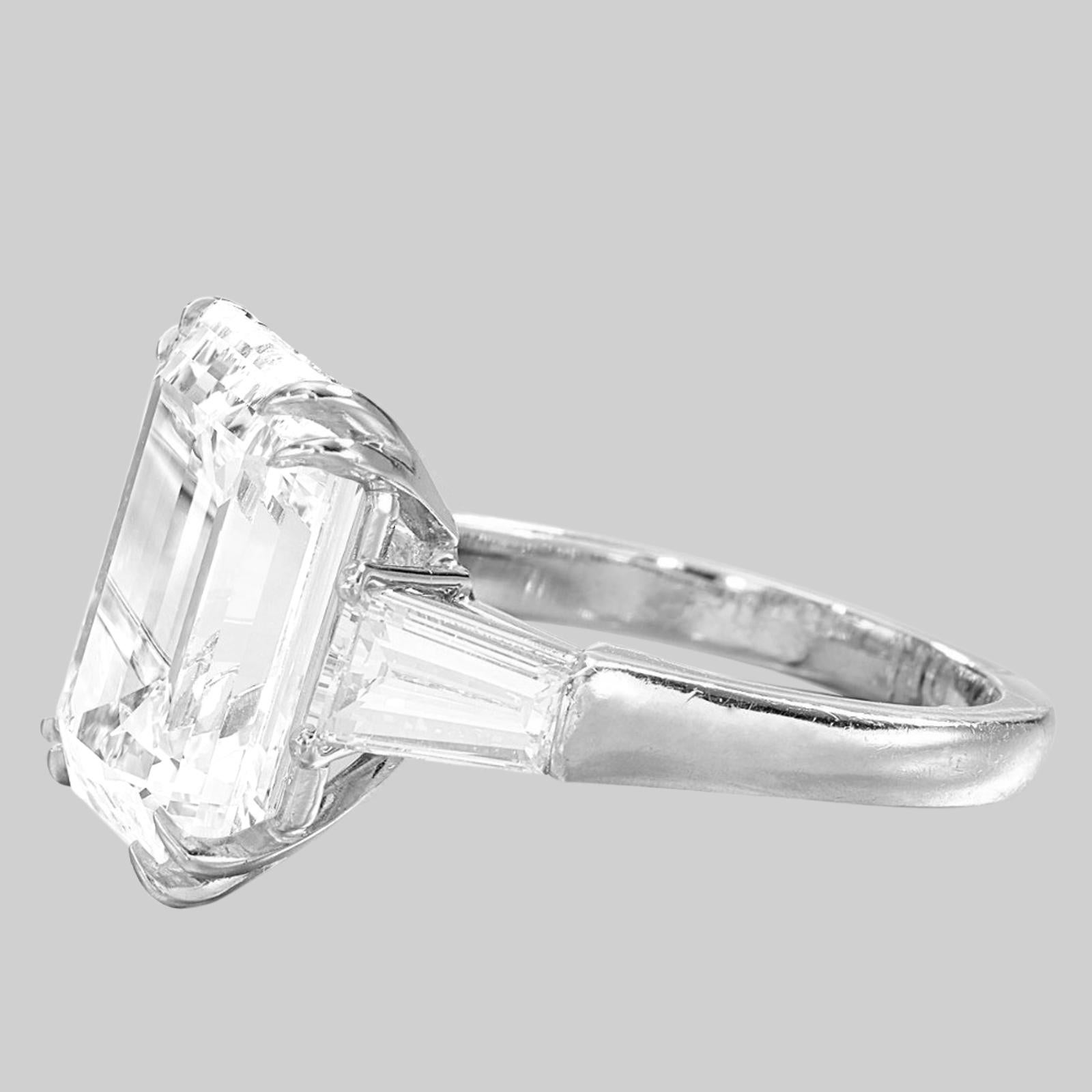 
Dieser exquisite Ring ist mit einem prächtigen 10-Karat-Diamanten im Smaragdschliff von makelloser Reinheit und Farbe geschmückt. Die Diamanten auf der sorgfältig gefertigten Fassung wiegen insgesamt etwa 1 Karat. Der Diamant in der Mitte ist von