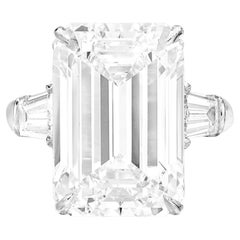 Bague certifiée GIA avec diamant taille émeraude de 10 carats de pureté G VS1
