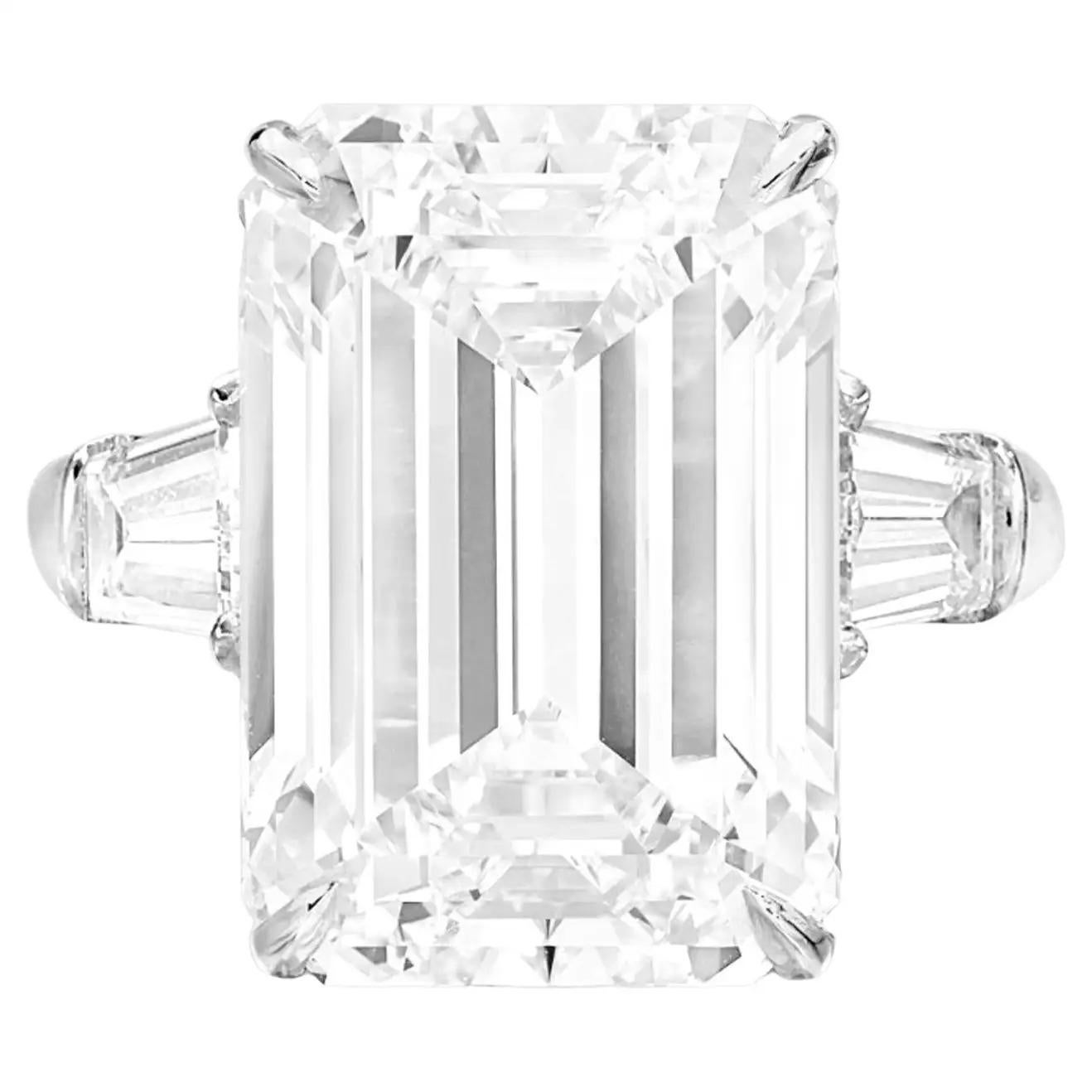 Magnifique bague en diamant de taille émeraude  Sans voix 10 Carats Emerald Cut VS1 en clarté. Certifié par la GIA

Au centre, un magnifique diamant émeraude de 10 carats certifié GIA, flanqué de deux diamants baguettes effilés et serti dans du