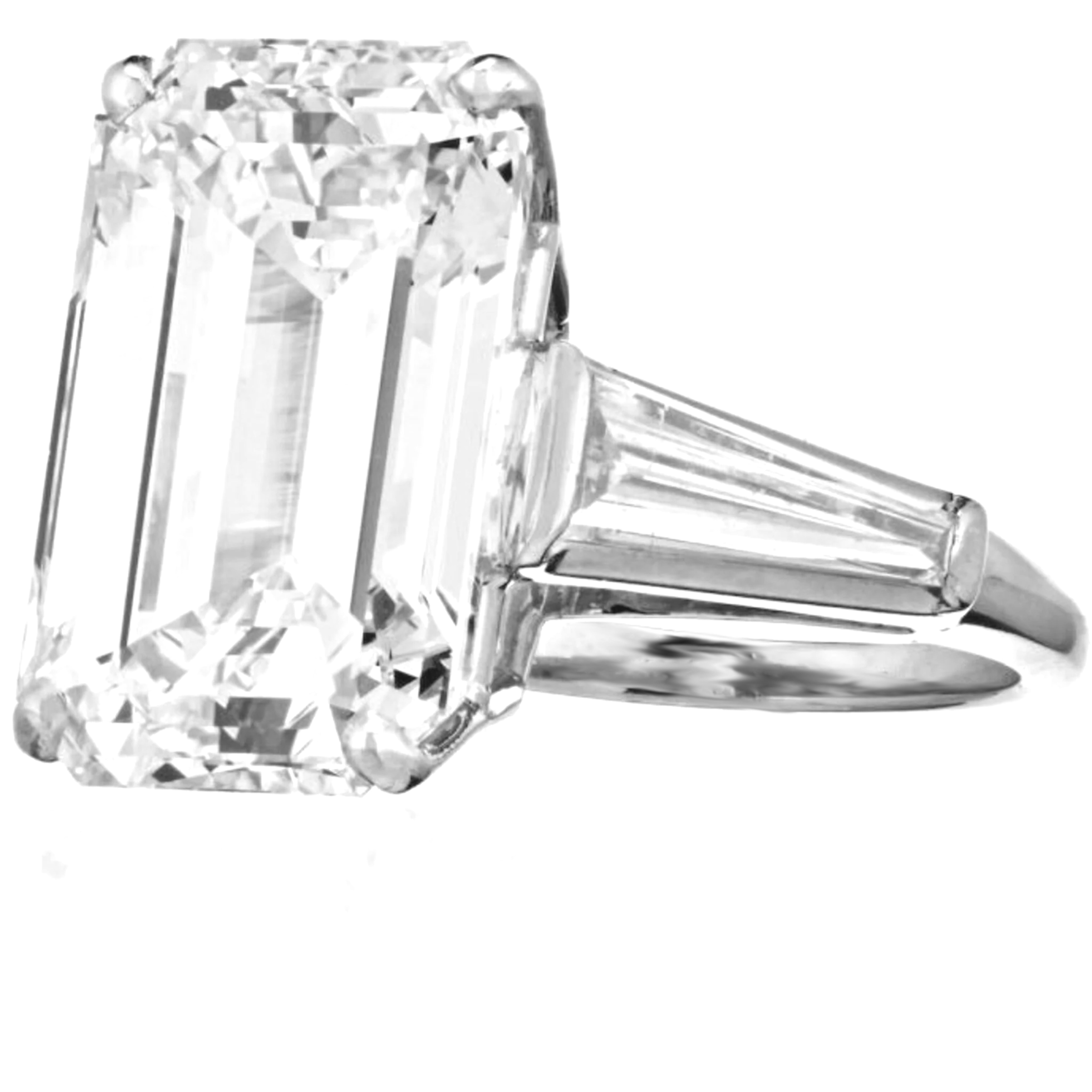 Questo eccezionale anello di fidanzamento è caratterizzato da un diamante taglio smeraldo da 10 carati certificato GIA, incastonato in platino per un look di pura raffinatezza. Il taglio a gradini della pietra centrale rivela un effetto 