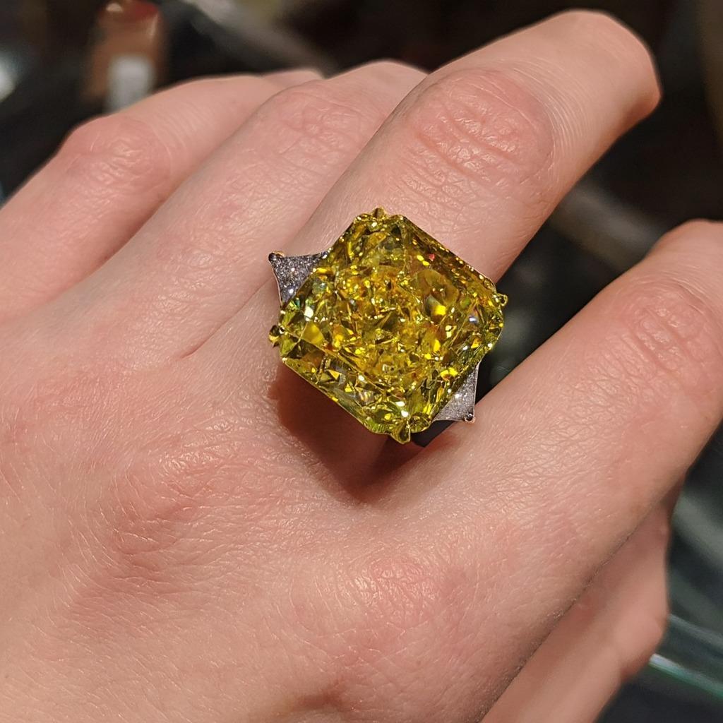 Bague certifiée GIA de 10 carats en diamant radiant de couleur jaune intense avec des diamants latéraux en trillion
Cette pièce d'apparat frappante présente un diamant radiant de 10 carats de couleur Fancy Intense Yellow certifié par le GIA,